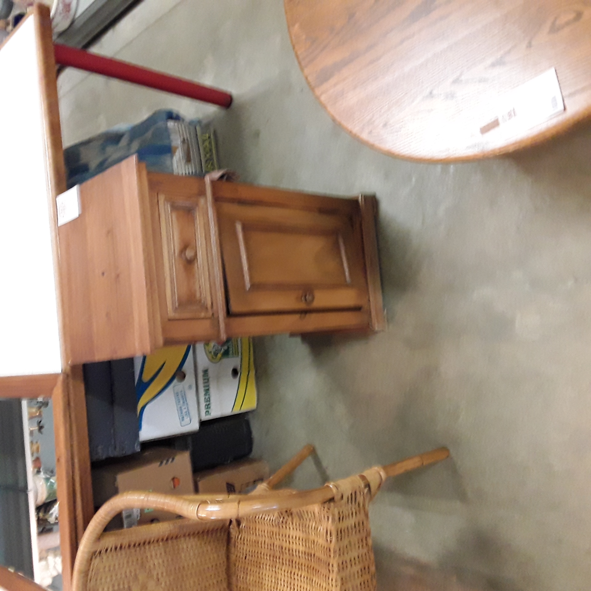 <p>Petit meuble en  1 tiroir<br />1 porte pichepin<br />32,00 € T.T.C<br /><a href="/Article/123446?type=depose" style="color:white;" target="_blank">Lien vers l'article</a></p>