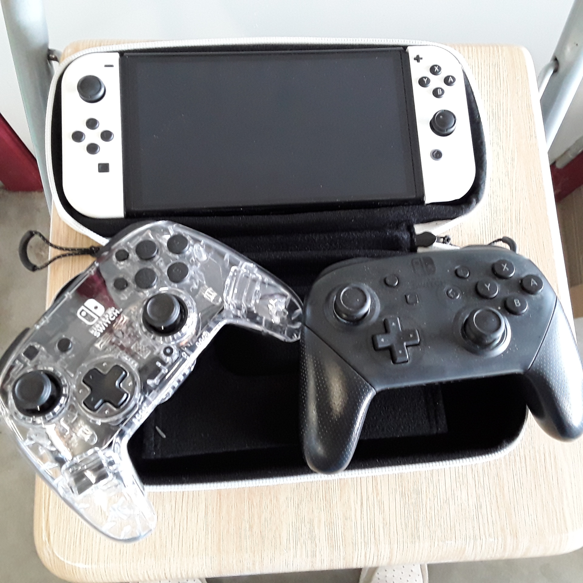 <p>Switch OLED + 2 manettes<br />+ ACS<br />225,00 € T.T.C<br /><a href="/Article/122588?type=depose" style="color:white;" target="_blank">Lien vers l&#39;article</a></p>