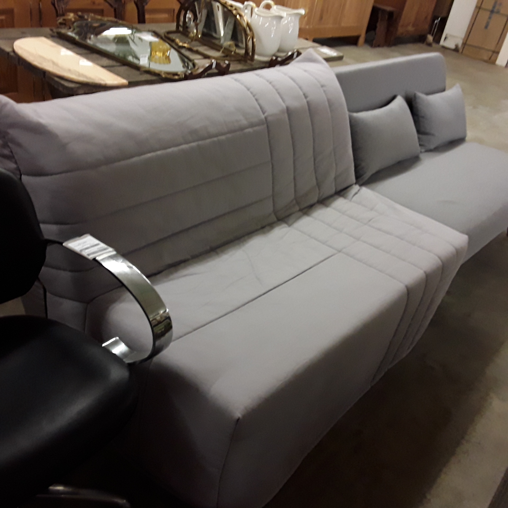 <p>Canapé/lit 2 places<br />avec housse grise<br />90,00 € T.T.C<br /><a href="/Article/121606?type=depose" style="color:white;" target="_blank">Lien vers l&#39;article</a></p>