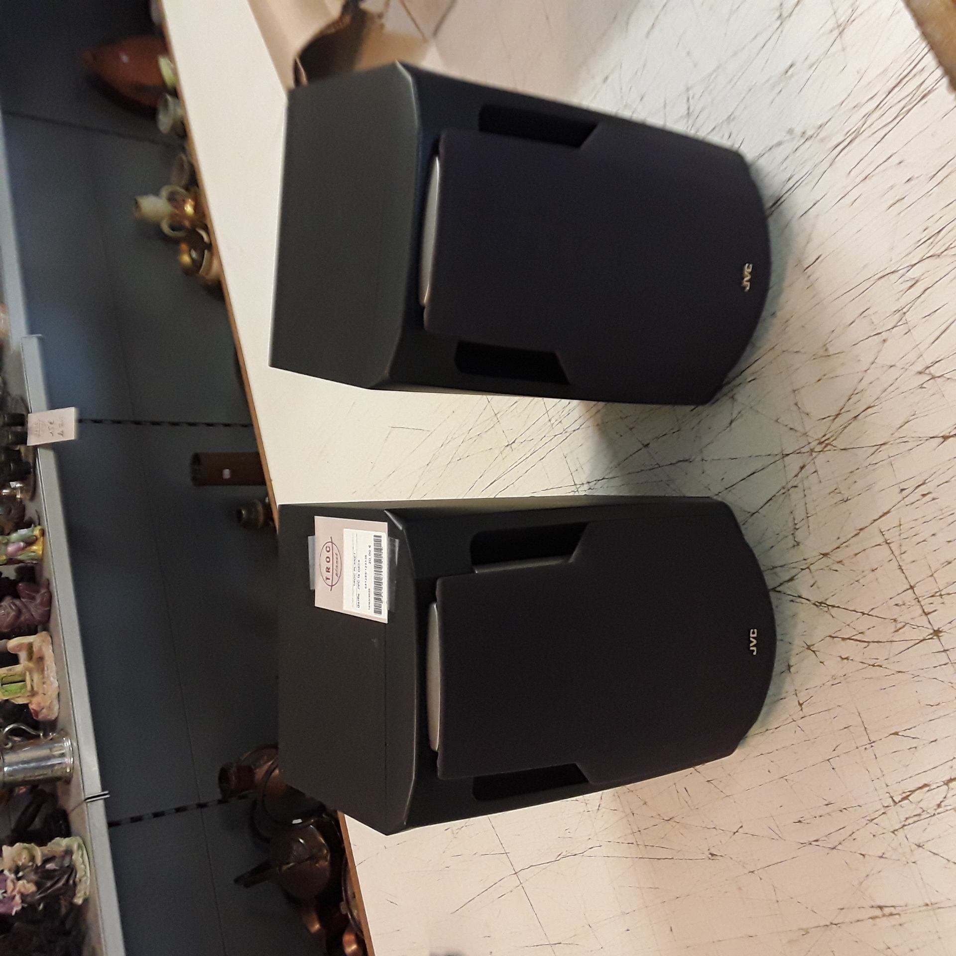 <p>Baffle  JVC la paire<br />20,00 € T.T.C<br /><a href="/Article/123336?type=depose" style="color:white;" target="_blank">Lien vers l'article</a></p>