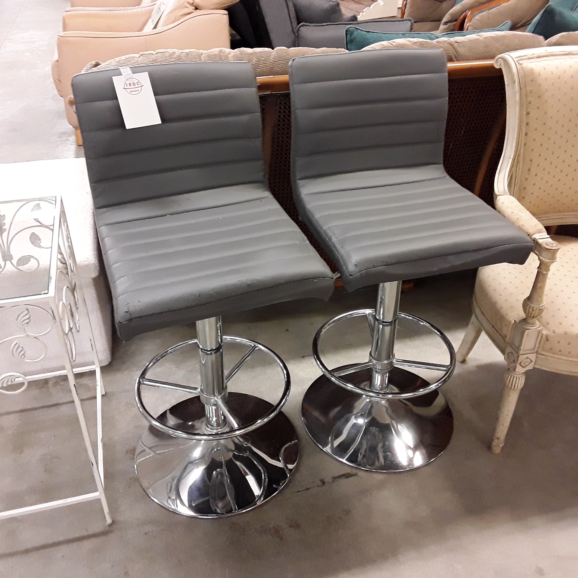 <p>Paire de tabourets gris<br />30,00 € T.T.C<br /><a href="/Article/122812?type=depose" style="color:white;" target="_blank">Lien vers l'article</a></p>