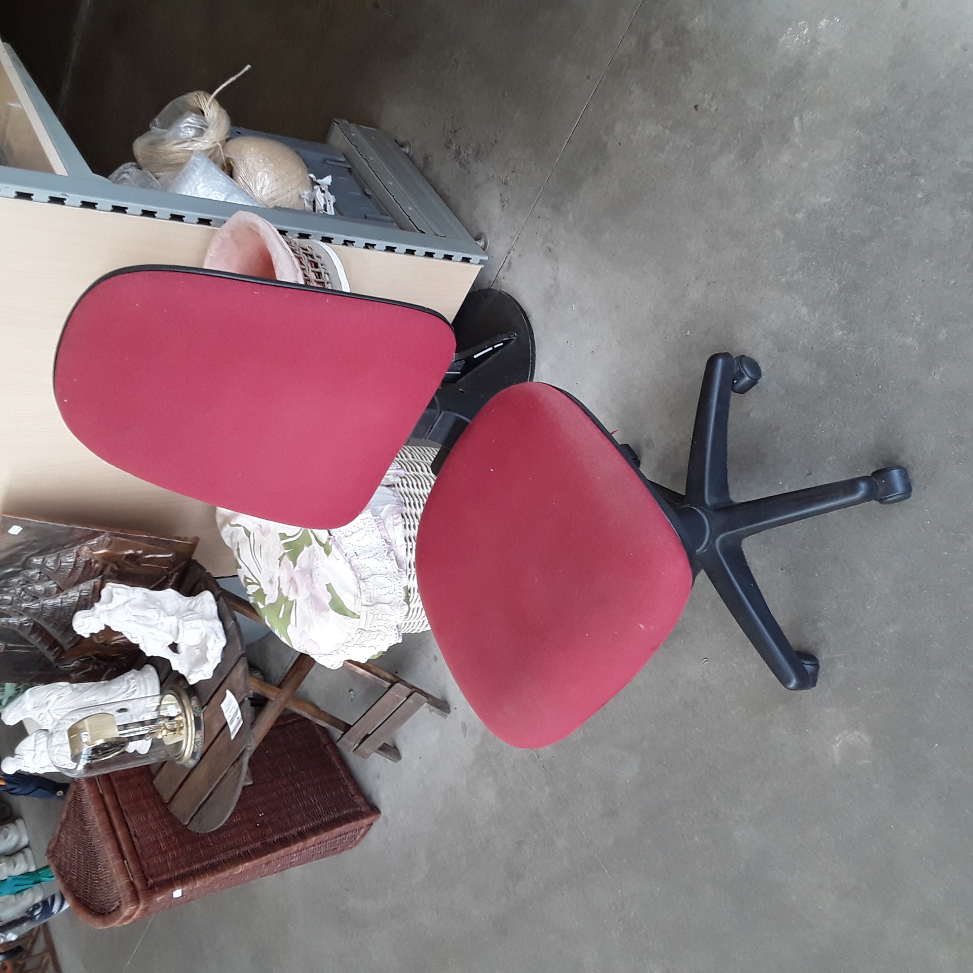 <p>Chaise de bureau rouge avec <br />vérin <br />30,00 € T.T.C<br /><a href="/Article/123820?type=depose" style="color:white;" target="_blank">Lien vers l'article</a></p>