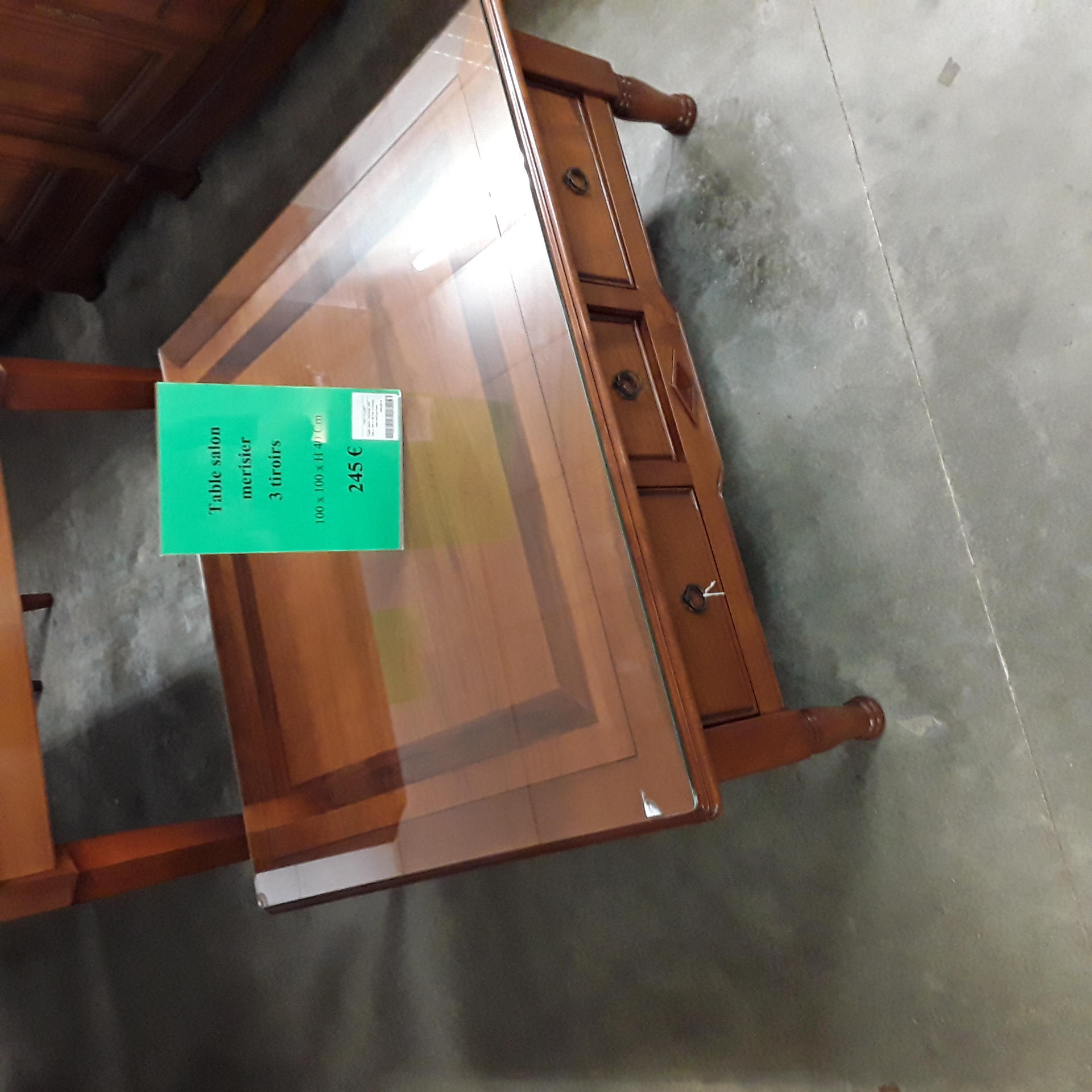 <p>Table salon merisier (42)<br />100 x 100 x 40 Cm 3 tiroirs<br />245,00 € T.T.C<br /><a href="/Article/4779?type=neuf" style="color:white;" target="_blank">Lien vers l'article</a></p>
