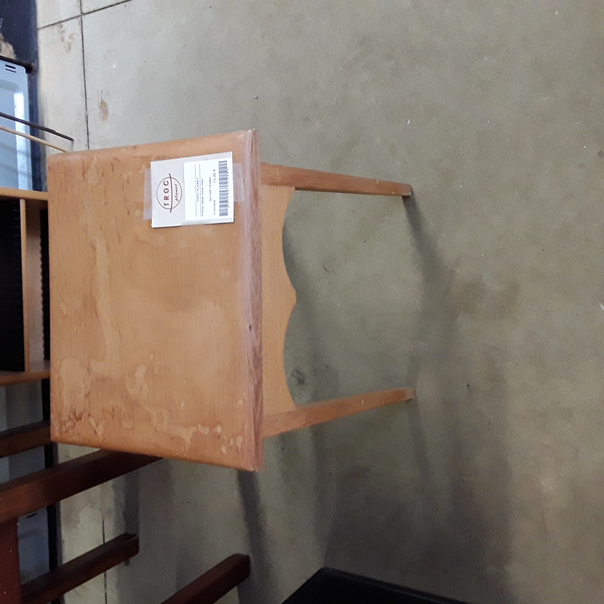 <p>Petite table bois clair<br />15,00 € T.T.C<br /><a href="/Article/123465?type=depose" style="color:white;" target="_blank">Lien vers l'article</a></p>