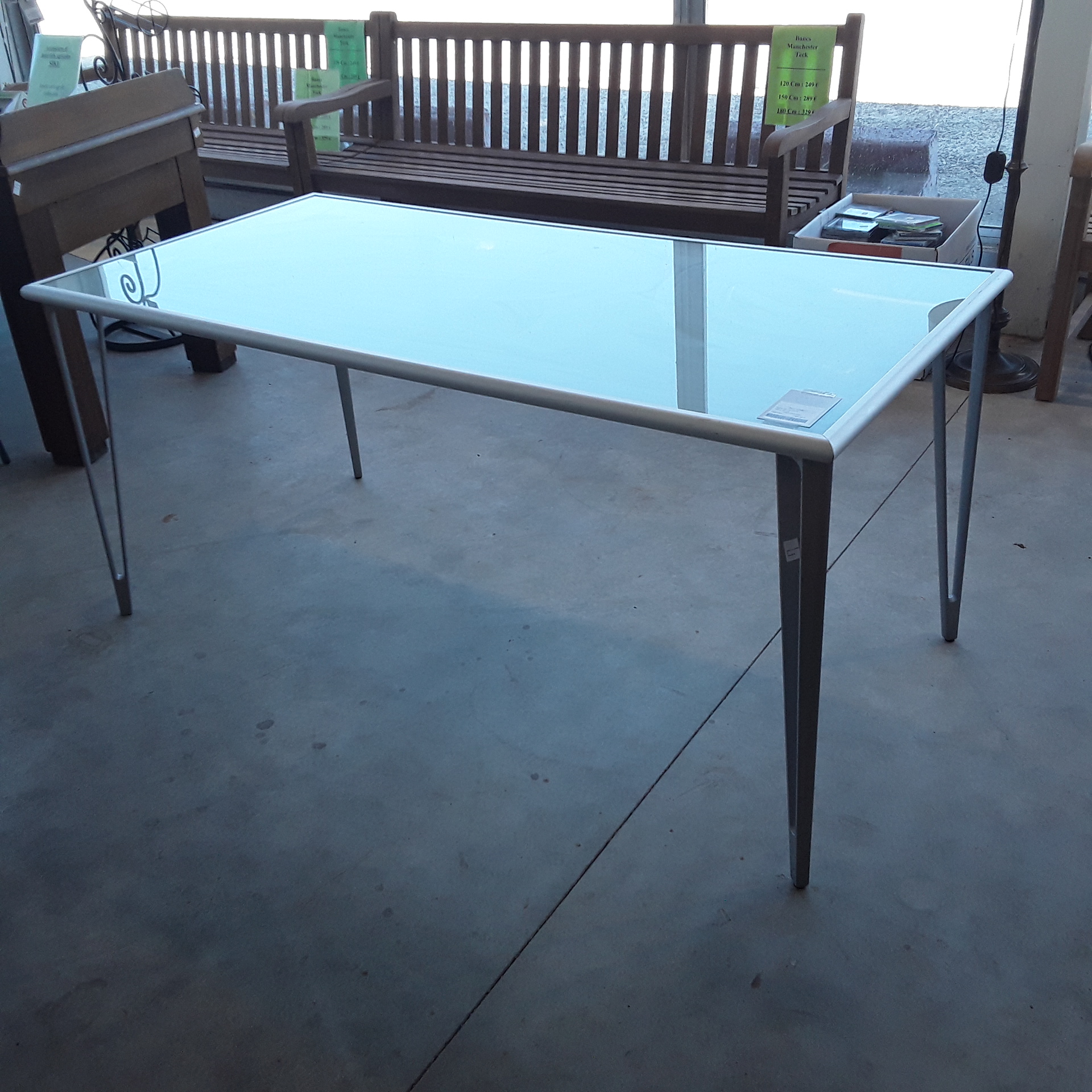 <p>Table alu et verre<br />155 x 78 cm<br />100,00 € T.T.C<br /><a href="/Article/121552?type=depose" style="color:white;" target="_blank">Lien vers l&#39;article</a></p>