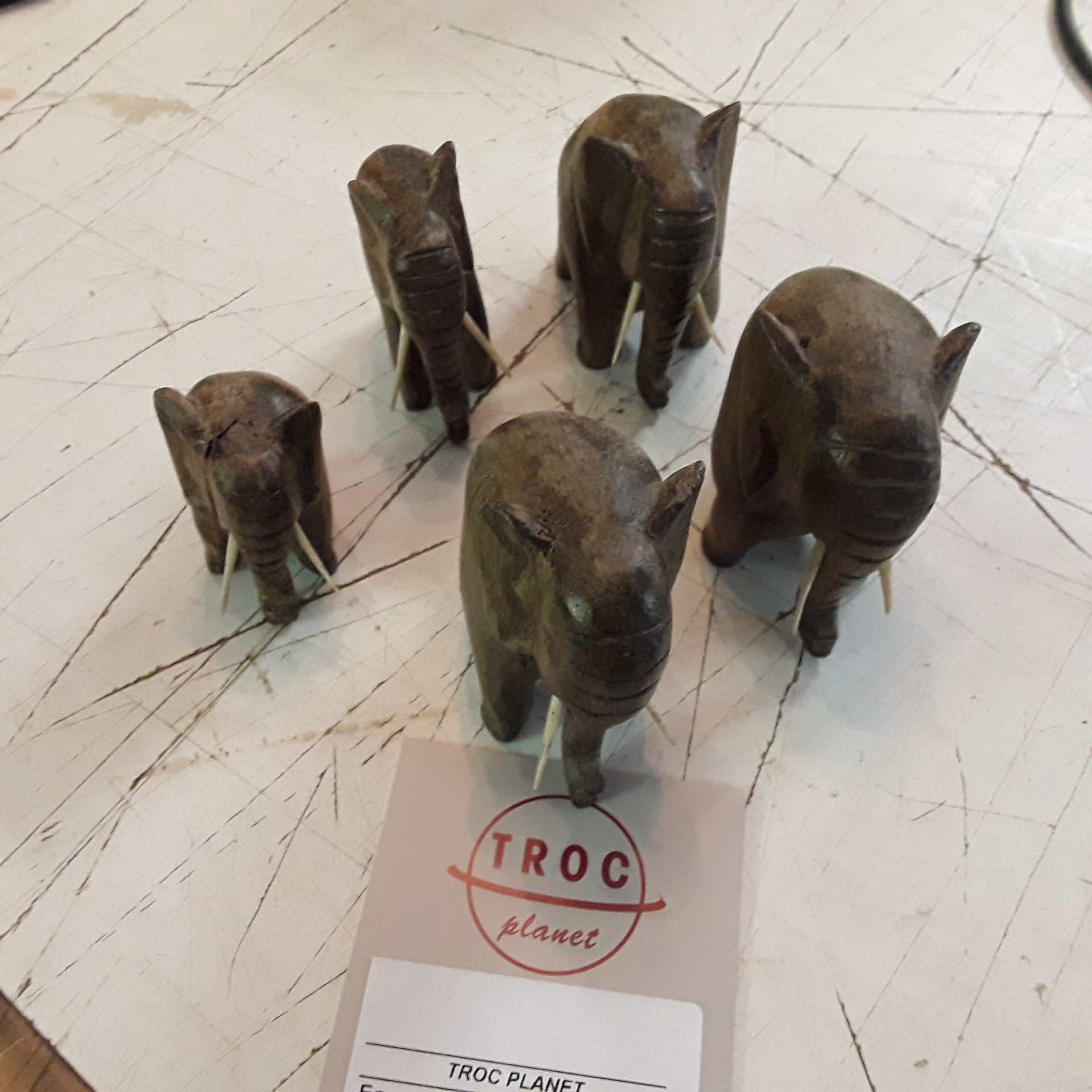<p>Ensemble de 5 éléphants PM<br />Bois<br />20,00 € T.T.C<br /><a href="/Article/121843?type=depose" style="color:white;" target="_blank">Lien vers l&#39;article</a></p>
