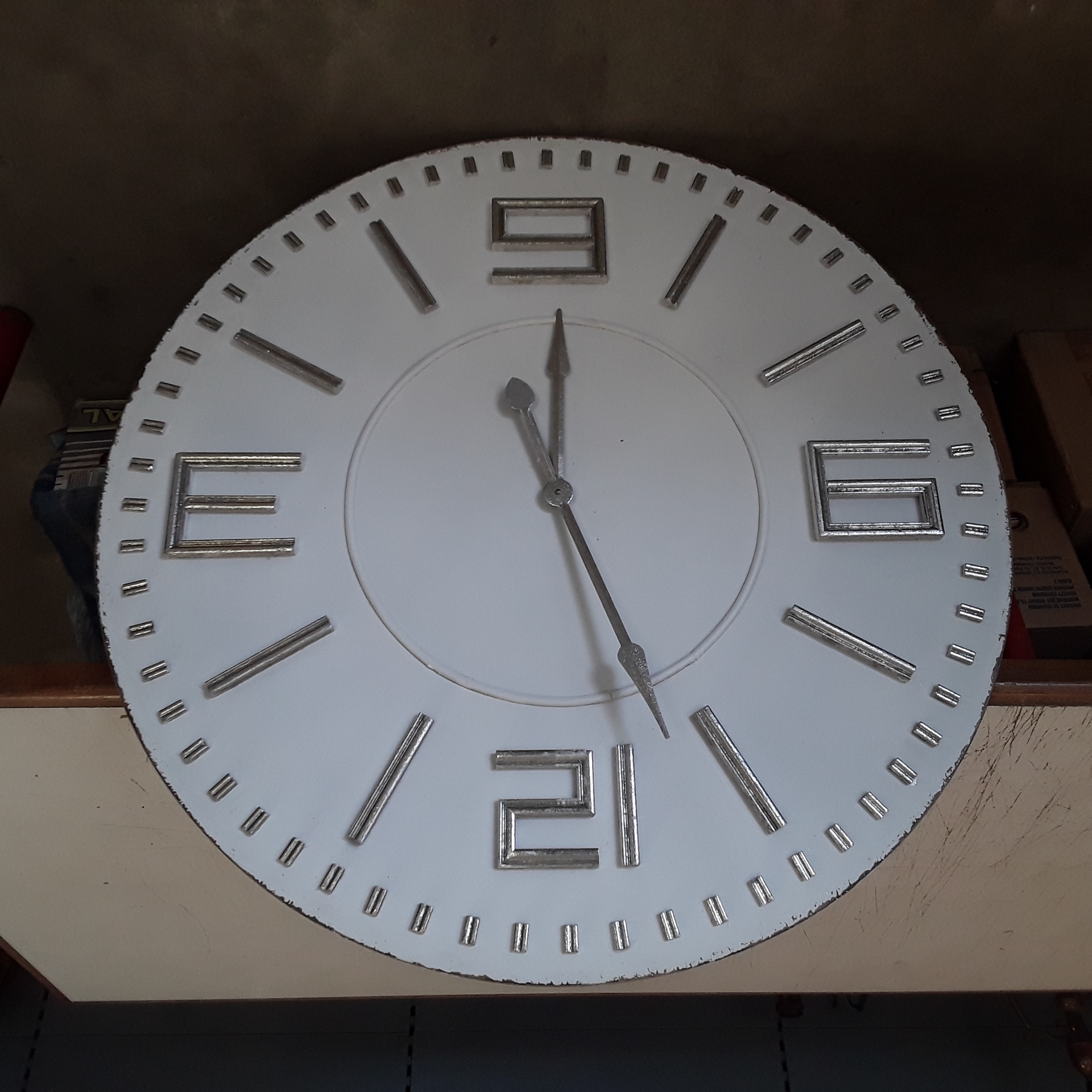 <p>Horloge ronde diam 108 Cm<br />50,00 € T.T.C<br /><a href="/Article/123388?type=depose" style="color:white;" target="_blank">Lien vers l'article</a></p>