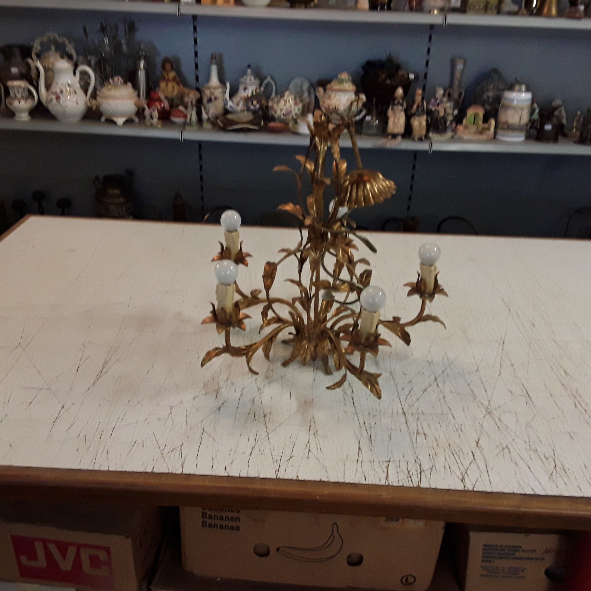 <p>Lustre 5 branches dorée<br />30,00 € T.T.C<br /><a href="/Article/123686?type=depose" style="color:white;" target="_blank">Lien vers l'article</a></p>