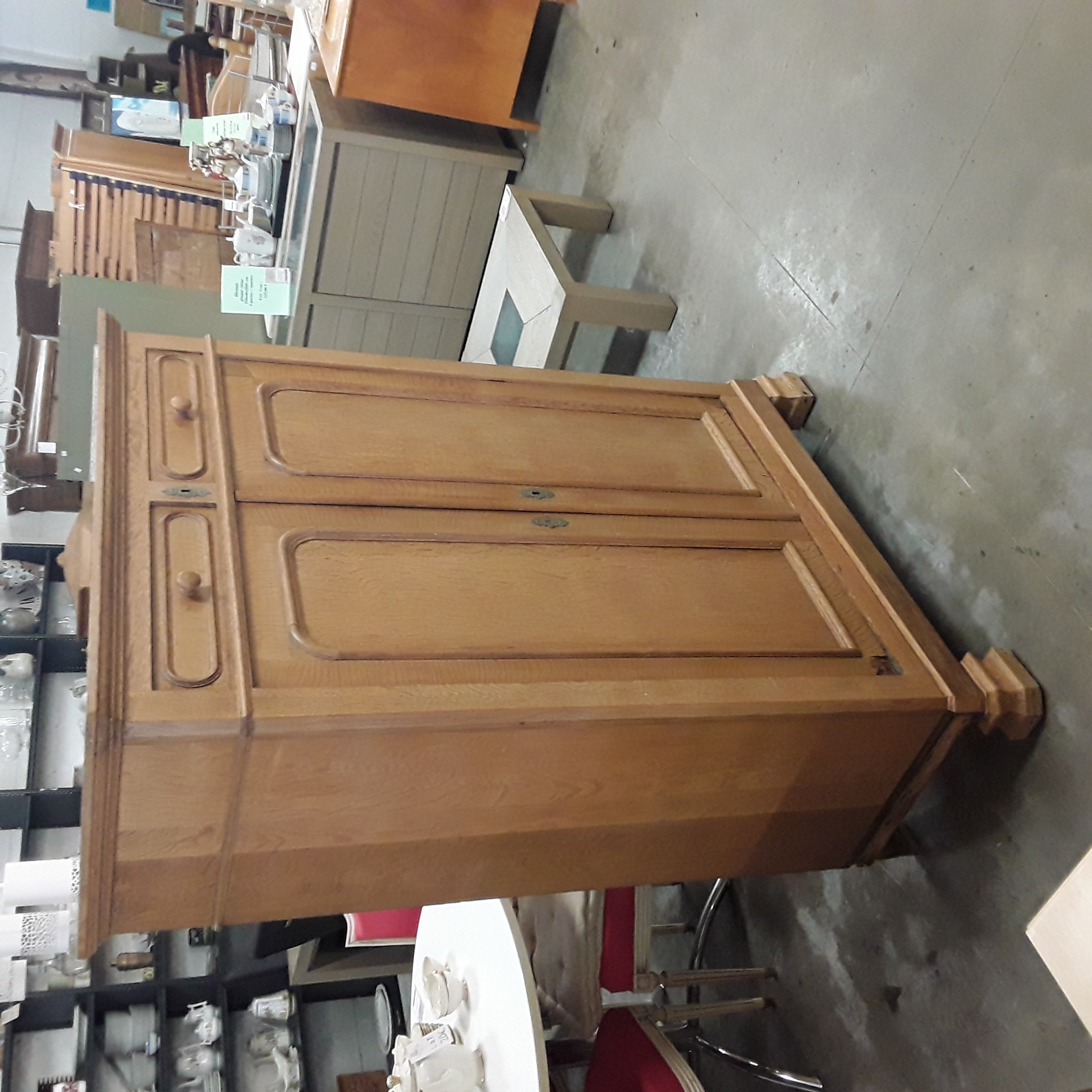 <p>Bonheur du jour Chêne clair<br />2 portes 2 tiroirs<br />150,00 € T.T.C<br /><a href="/Article/124062?type=depose" style="color:white;" target="_blank">Lien vers l'article</a></p>