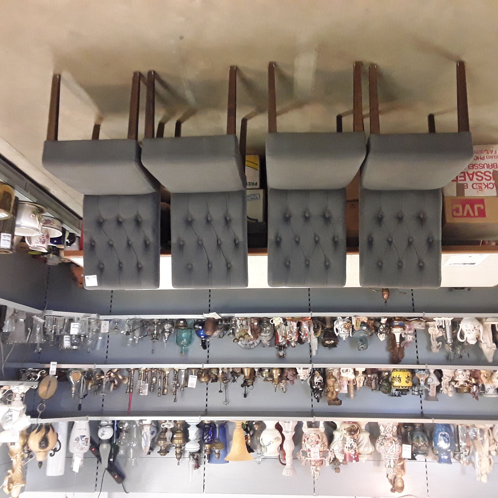 <p>Lot de 4 chaises tissu gris <br />120,00 € T.T.C<br /><a href="/Article/123202?type=depose" style="color:white;" target="_blank">Lien vers l'article</a></p>