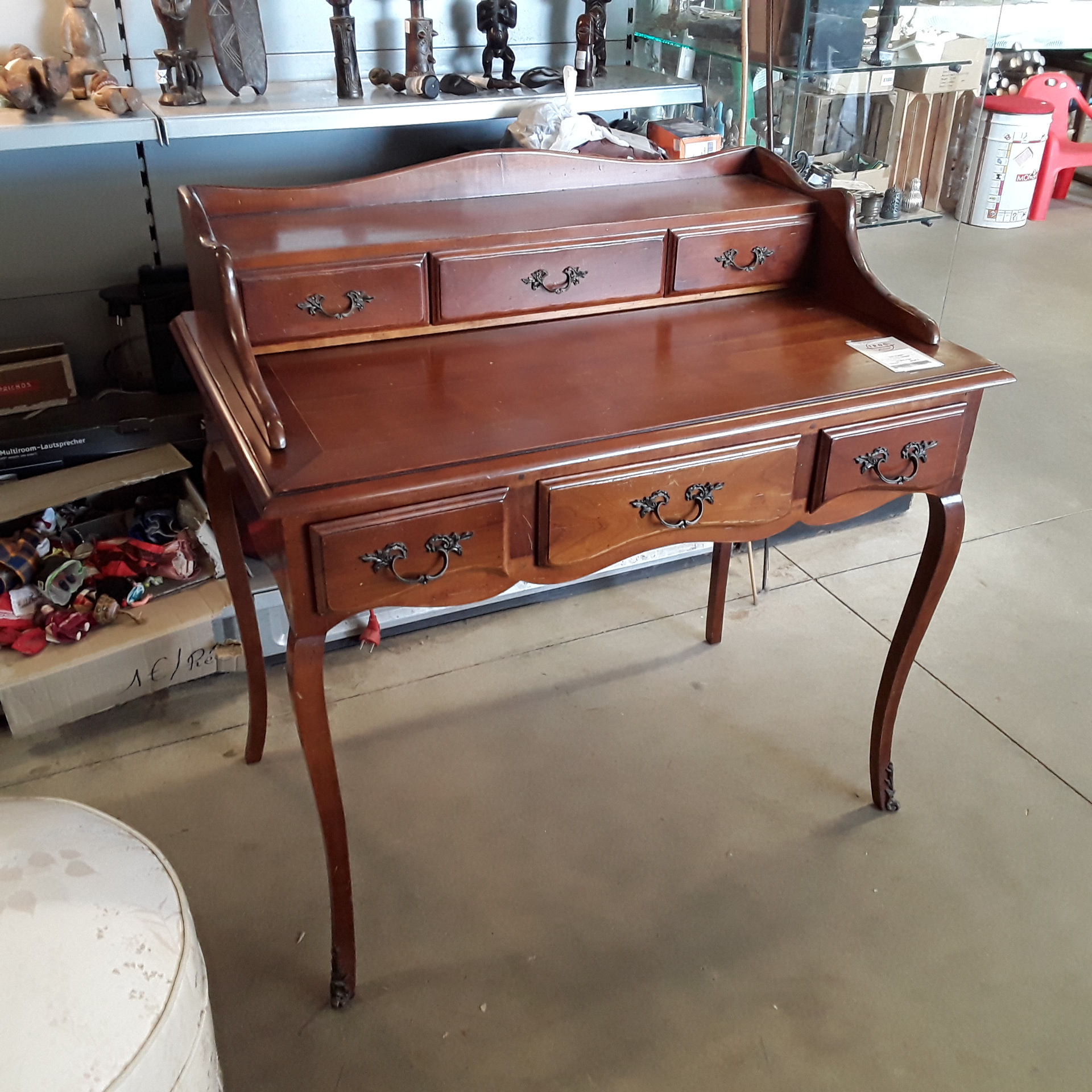 <p>Bureau 6 tiroirs merisier<br />style Louis XV<br />64,00 € T.T.C<br /><a href="/Article/121380?type=depose" style="color:white;" target="_blank">Lien vers l&#39;article</a></p>