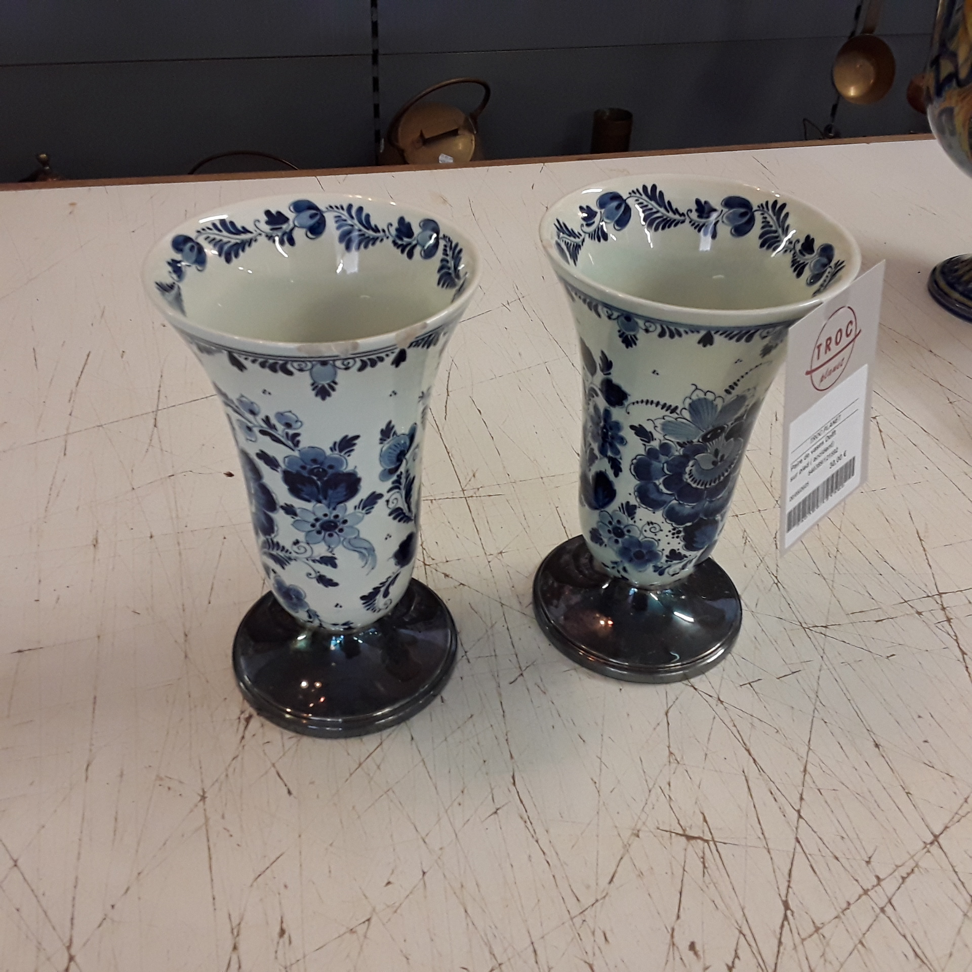<p>Paire de vases Delft <br />sur pied ( accident)<br />24,00 € T.T.C<br /><a href="/Article/121592?type=depose" style="color:white;" target="_blank">Lien vers l&#39;article</a></p>