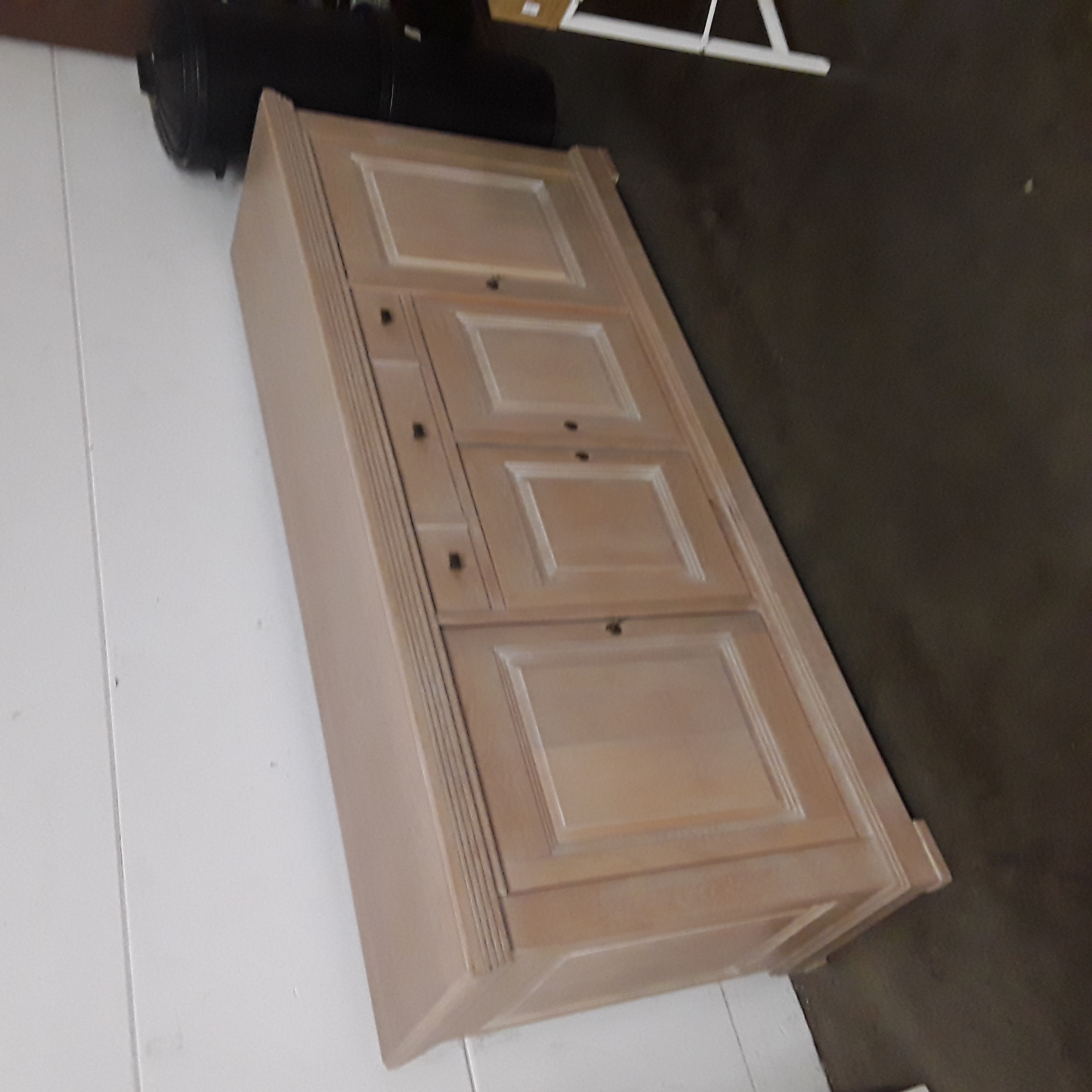 <p>Dresse  4 portes 1 tiroir  Acs<br />Chêne clair  216x 51 x H 100 c<br />170,00 € T.T.C<br /><a href="/Article/123999?type=depose" style="color:white;" target="_blank">Lien vers l'article</a></p>