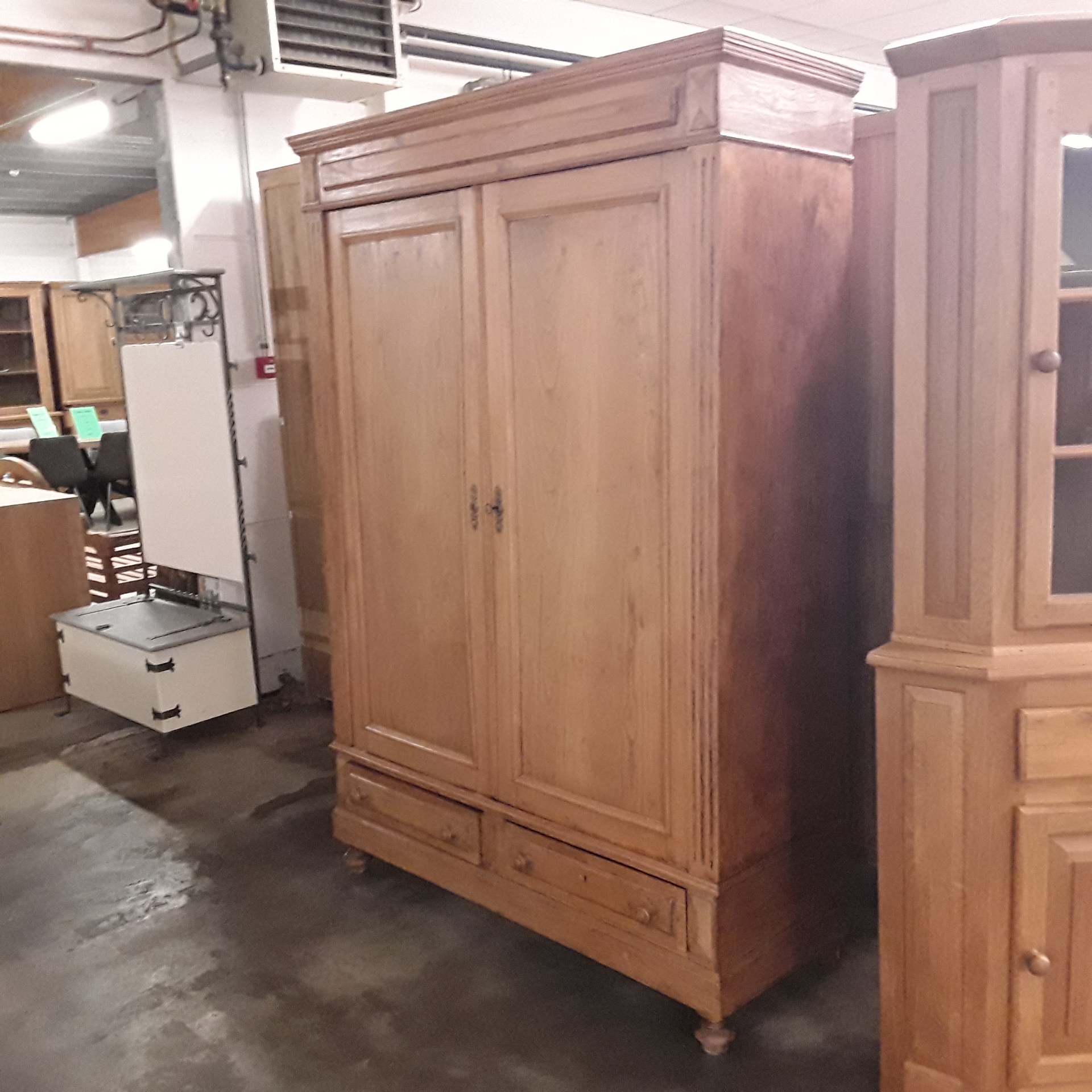 <p>Garde-Robe 2 portes 2 tiroirs<br />100,00 € T.T.C<br /><a href="/Article/122694?type=depose" style="color:white;" target="_blank">Lien vers l'article</a></p>