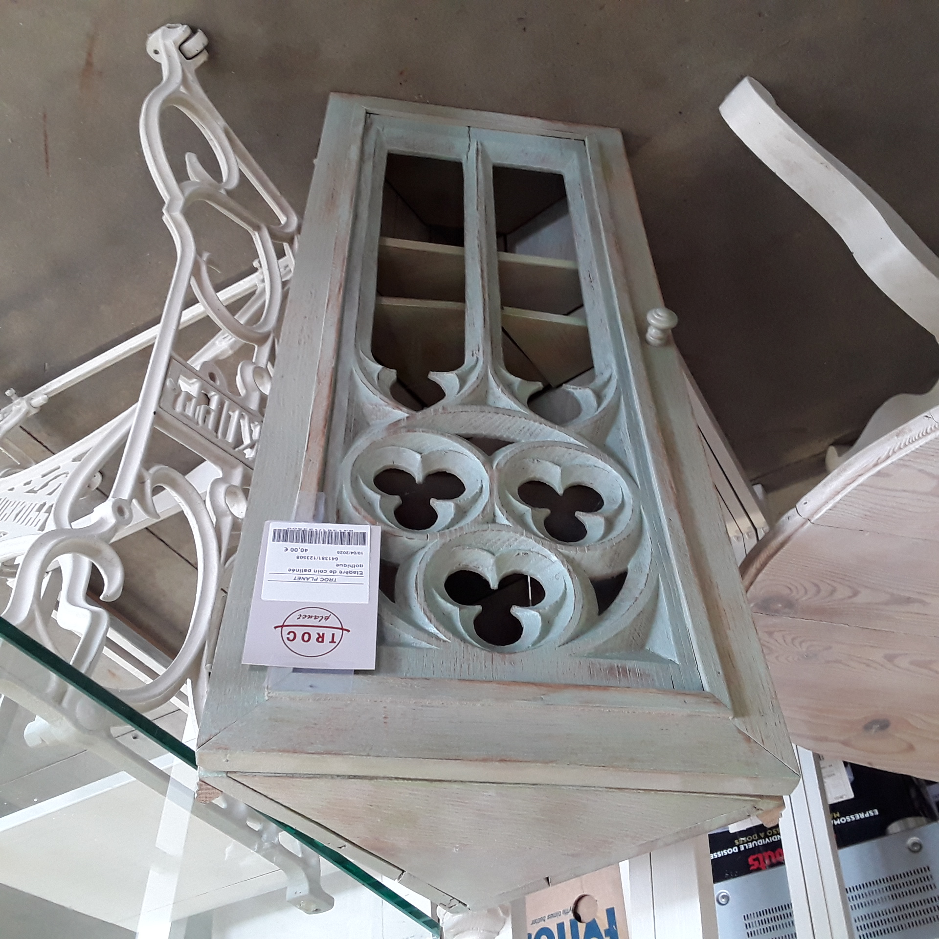 <p>Etagère de coin patinée<br />gothique<br />40,00 € T.T.C<br /><a href="/Article/123508?type=depose" style="color:white;" target="_blank">Lien vers l'article</a></p>