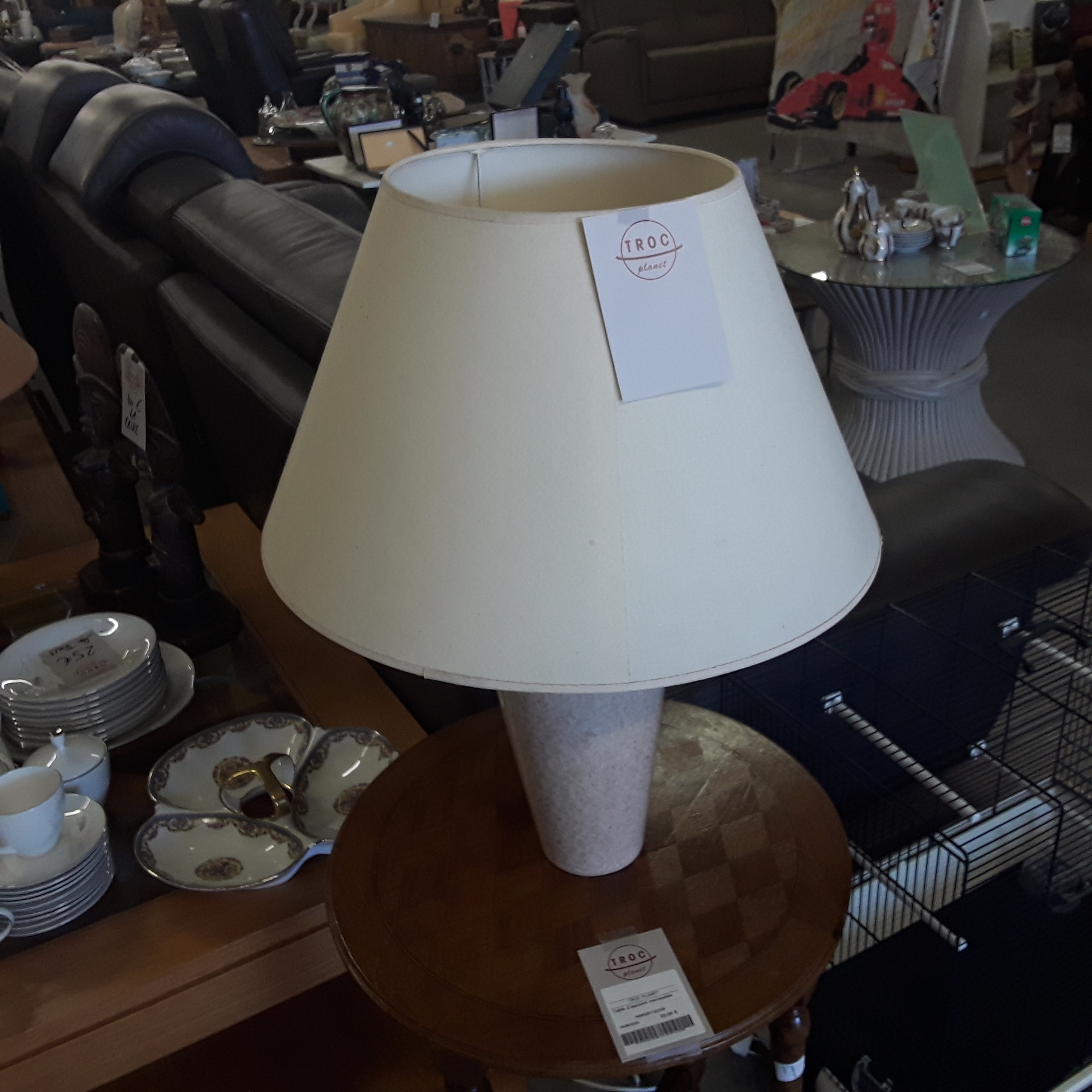 <p>Lampe en céramique<br />abat-jour blanc crême<br />20,00 € T.T.C<br /><a href="/Article/122364?type=depose" style="color:white;" target="_blank">Lien vers l'article</a></p>