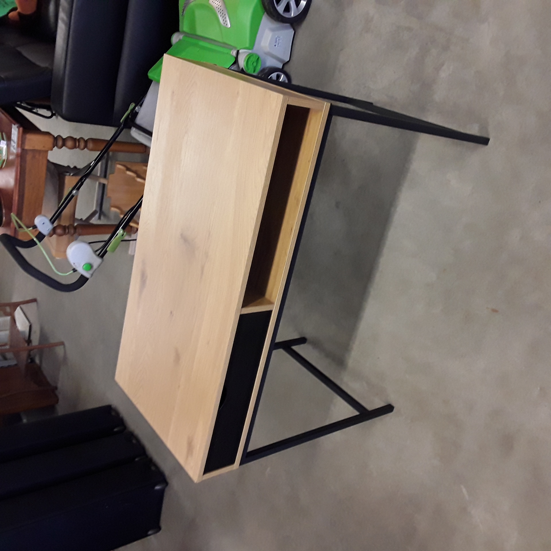 <p>Bureau métal bois<br />50,00 € T.T.C<br /><a href="/Article/124659?type=depose" style="color:white;" target="_blank">Lien vers l'article</a></p>