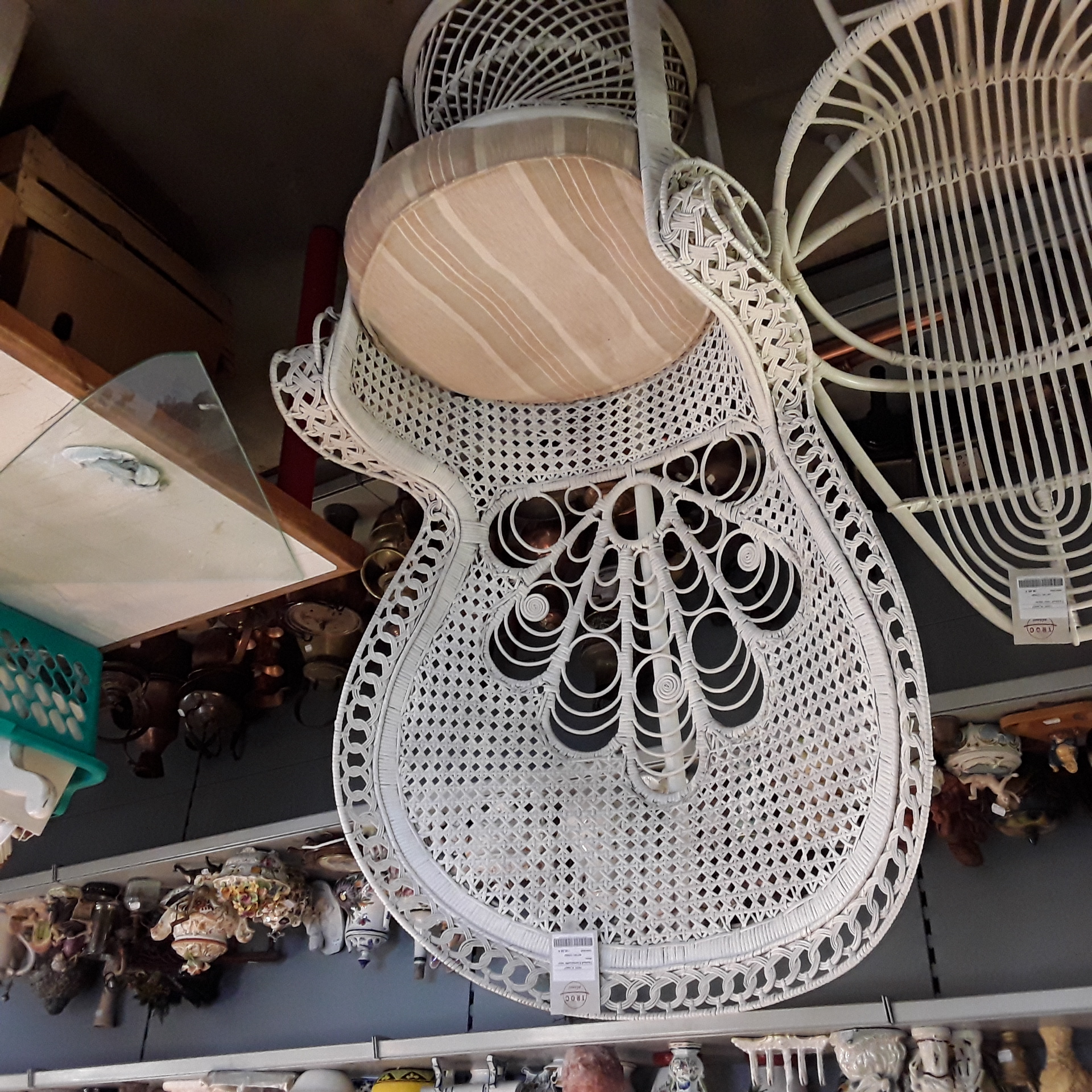 <p>Fauteuil Emmanuelle osier<br />blanc<br />140,00 € T.T.C<br /><a href="/Article/123522?type=depose" style="color:white;" target="_blank">Lien vers l'article</a></p>