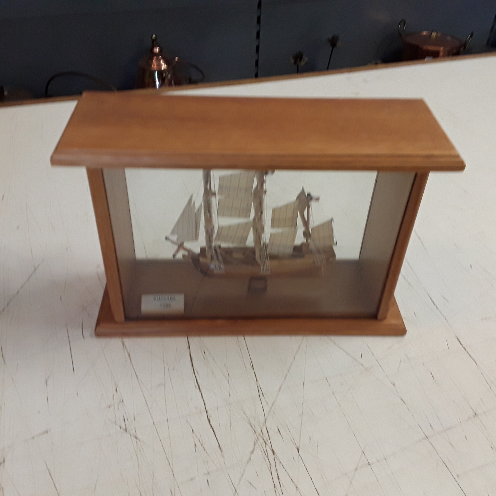 <p>Petit voilier dans vitrine<br />en bois "Superbe 1784"<br />40,00 € T.T.C<br /><a href="/Article/122659?type=depose" style="color:white;" target="_blank">Lien vers l&#39;article</a></p>