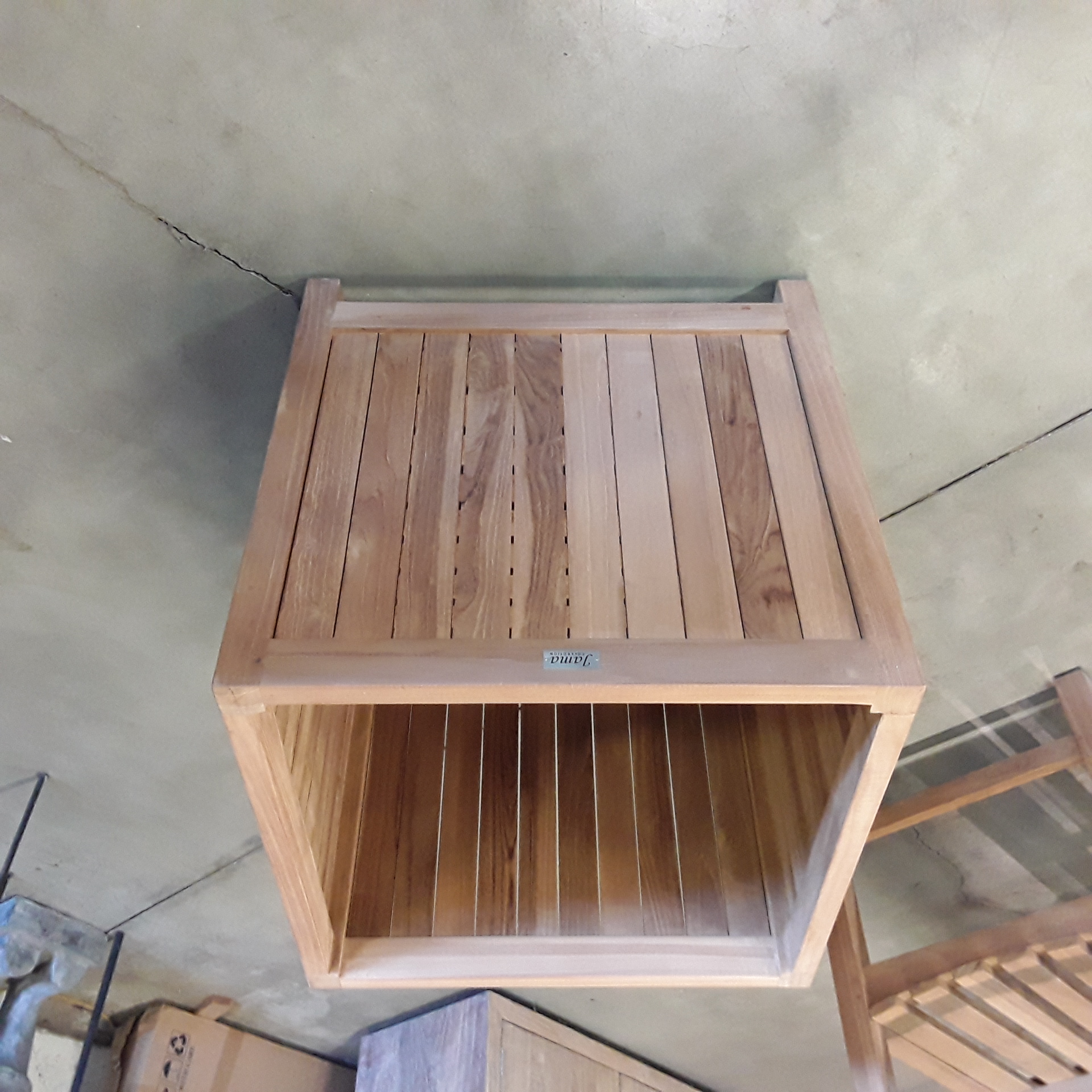 <p>Bac à fleurs Teck<br />60 x 60 x H 60 Cm<br />149,00 € T.T.C<br /><a href="/Article/4674?type=neuf" style="color:white;" target="_blank">Lien vers l'article</a></p>