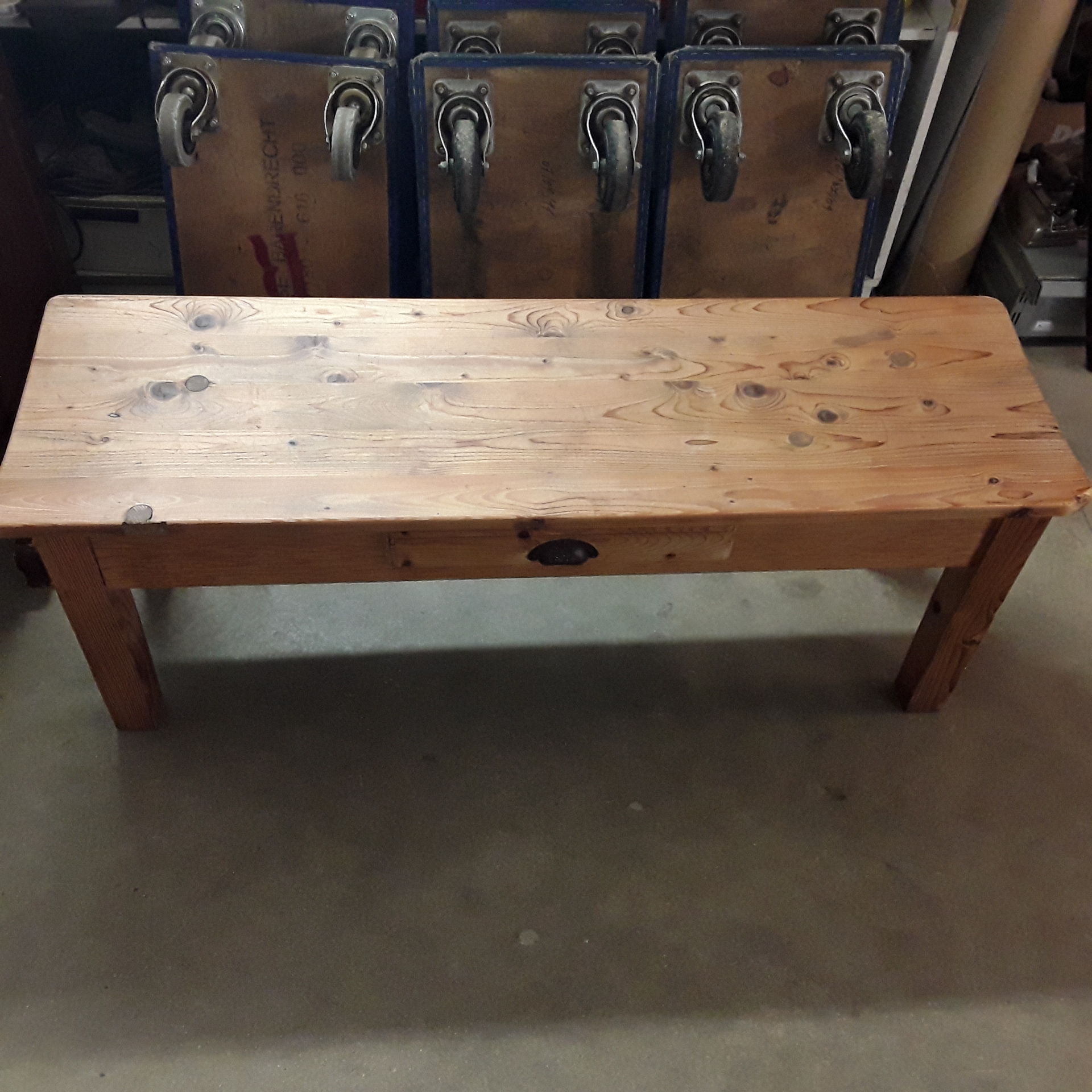 <p>table basse 1 tiroir 120 cm<br />en pin<br />30,00 € T.T.C<br /><a href="/Article/122620?type=depose" style="color:white;" target="_blank">Lien vers l&#39;article</a></p>