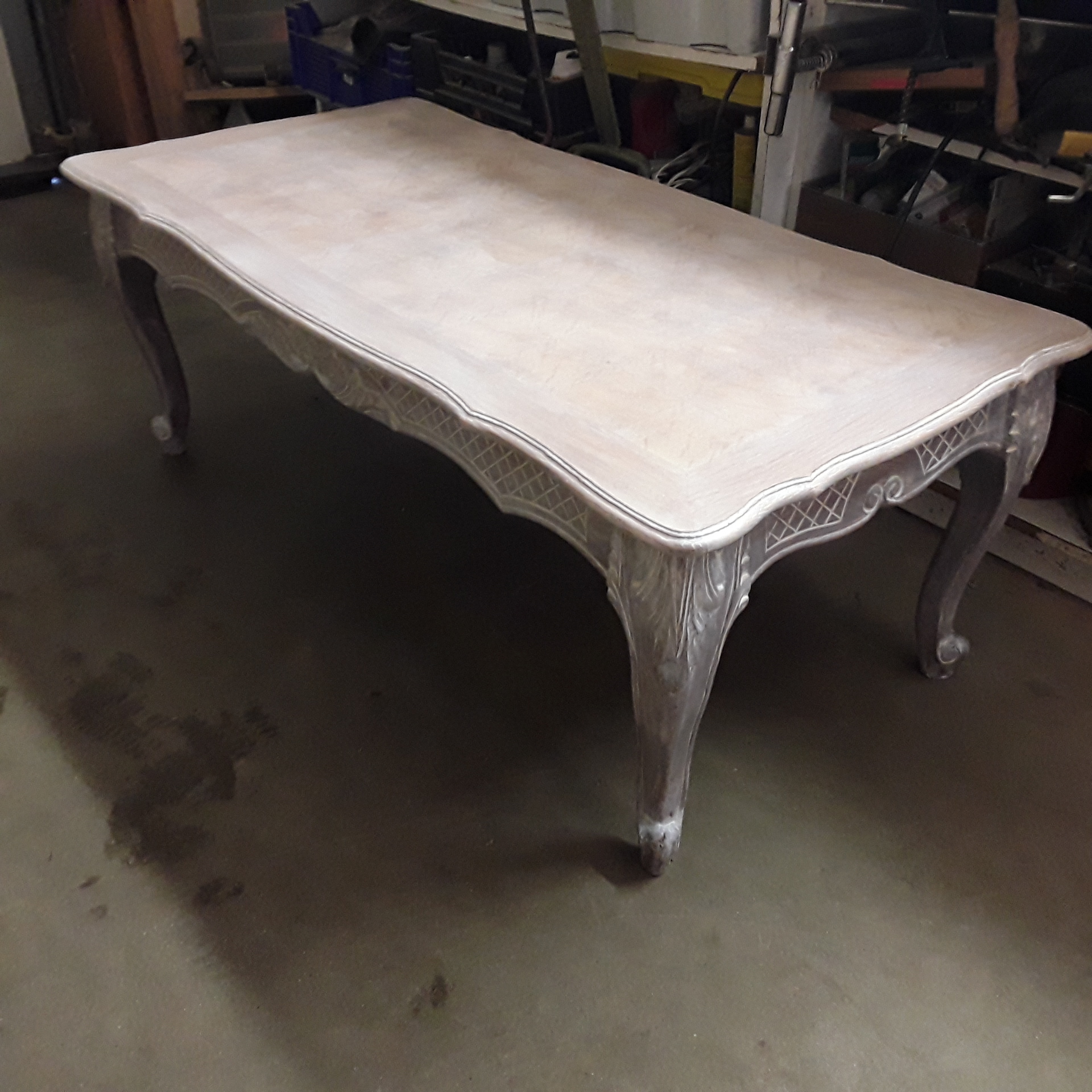 <p>Table basse style Louis XV<br />blanchie et patinée<br />60,00 € T.T.C<br /><a href="/Article/122616?type=depose" style="color:white;" target="_blank">Lien vers l&#39;article</a></p>