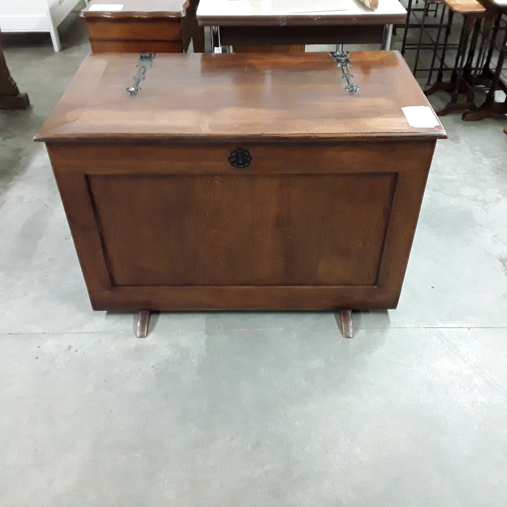 <p>Coffre chêne<br />95,00 € T.T.C<br /><a href="/Article/122942?type=depose" style="color:white;" target="_blank">Lien vers l'article</a></p>