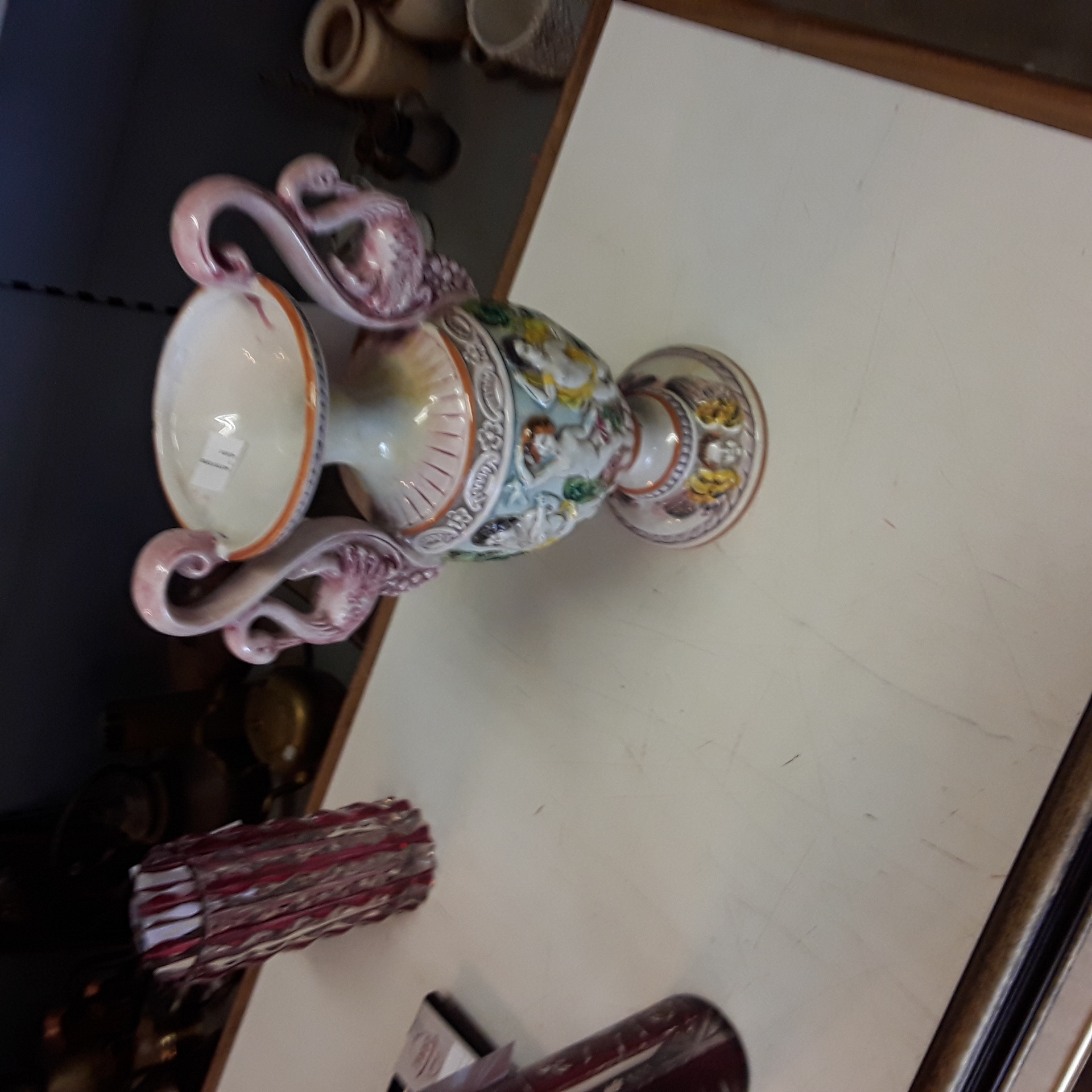 <p>Vase Capodimonté<br />40,00 € T.T.C<br /><a href="/Article/124505?type=depose" style="color:white;" target="_blank">Lien vers l'article</a></p>