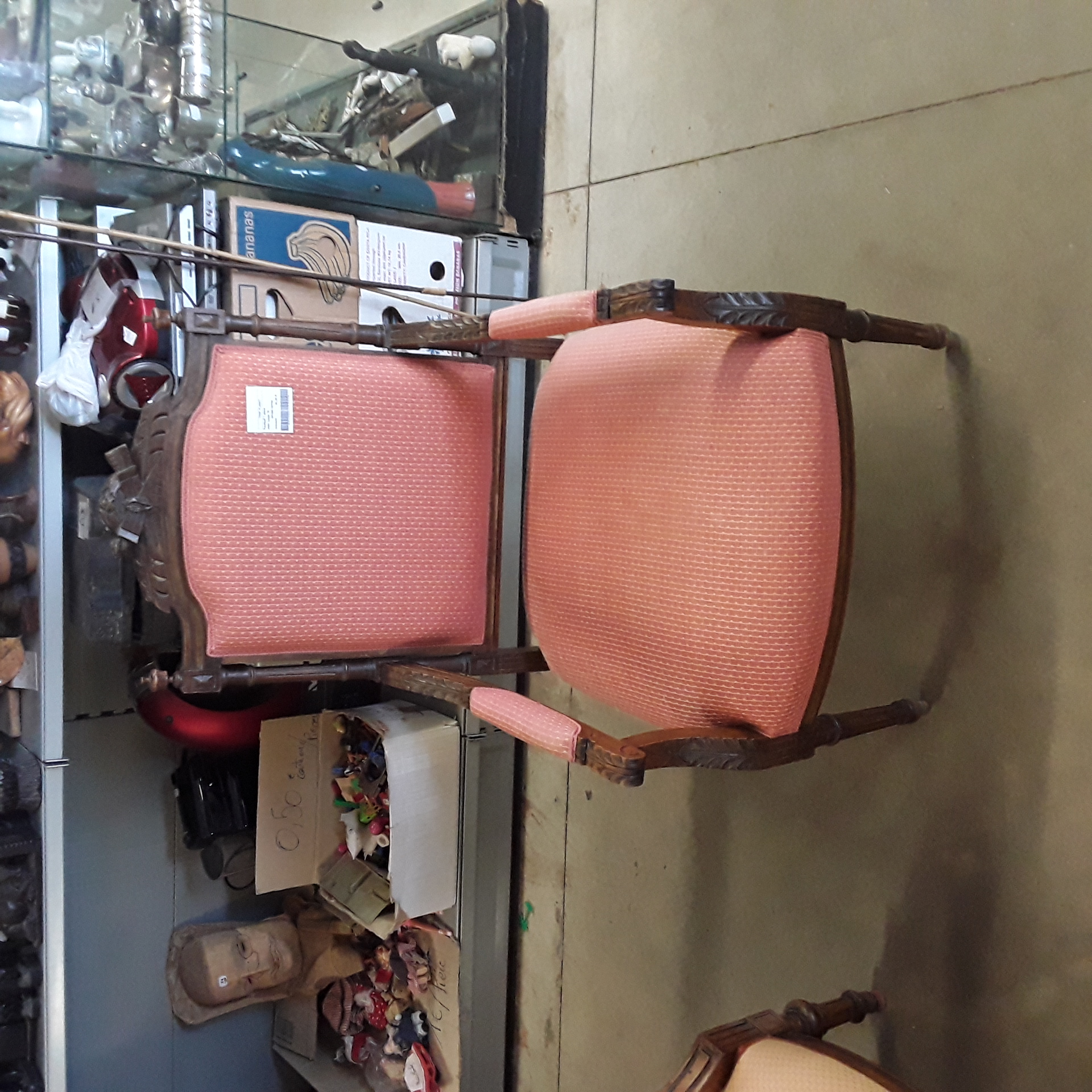 <p>Fauteuil 1 place <br />style Louis 16<br />40,00 € T.T.C<br /><a href="/Article/123339?type=depose" style="color:white;" target="_blank">Lien vers l'article</a></p>