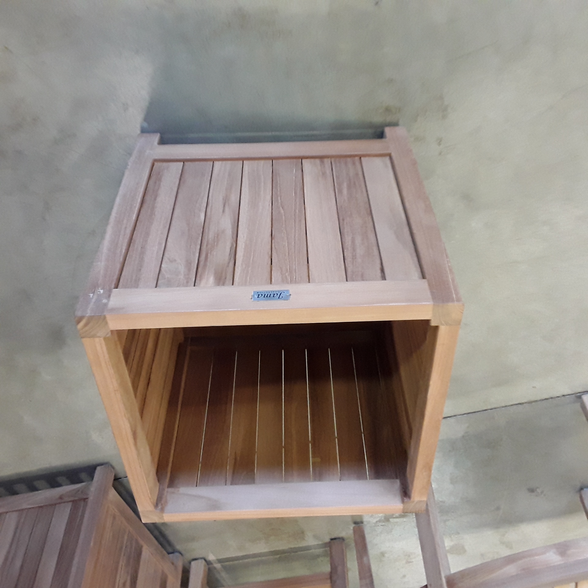 <p>Bac à fleurs Teck<br />50 x 50 x H 50 Cm<br />109,00 € T.T.C<br /><a href="/Article/4673?type=neuf" style="color:white;" target="_blank">Lien vers l'article</a></p>