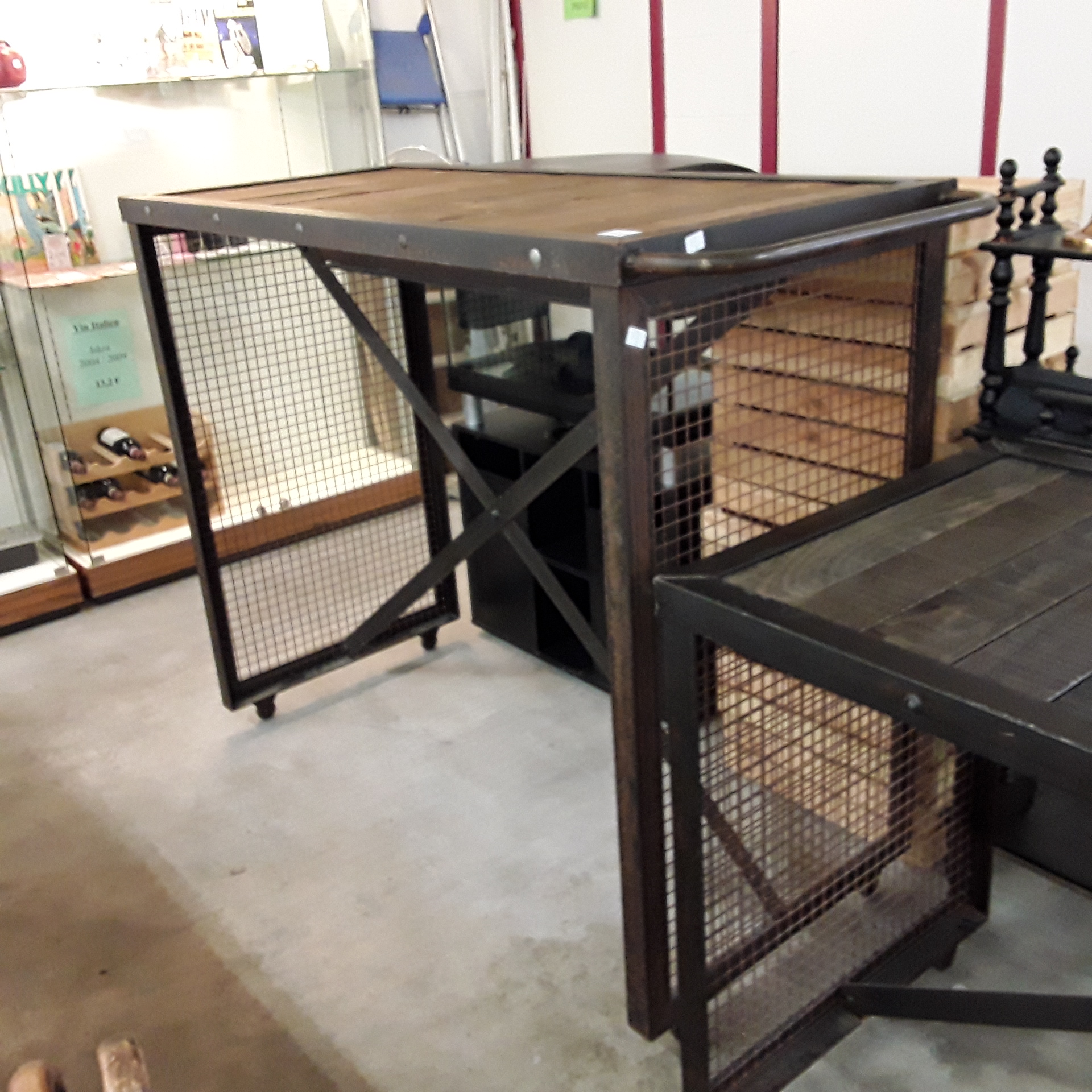 <p>Table haute bar fer forgé<br />L 175 x P 70 x H 125 Cm<br />96,00 € T.T.C<br /><a href="/Article/122994?type=depose" style="color:white;" target="_blank">Lien vers l'article</a></p>