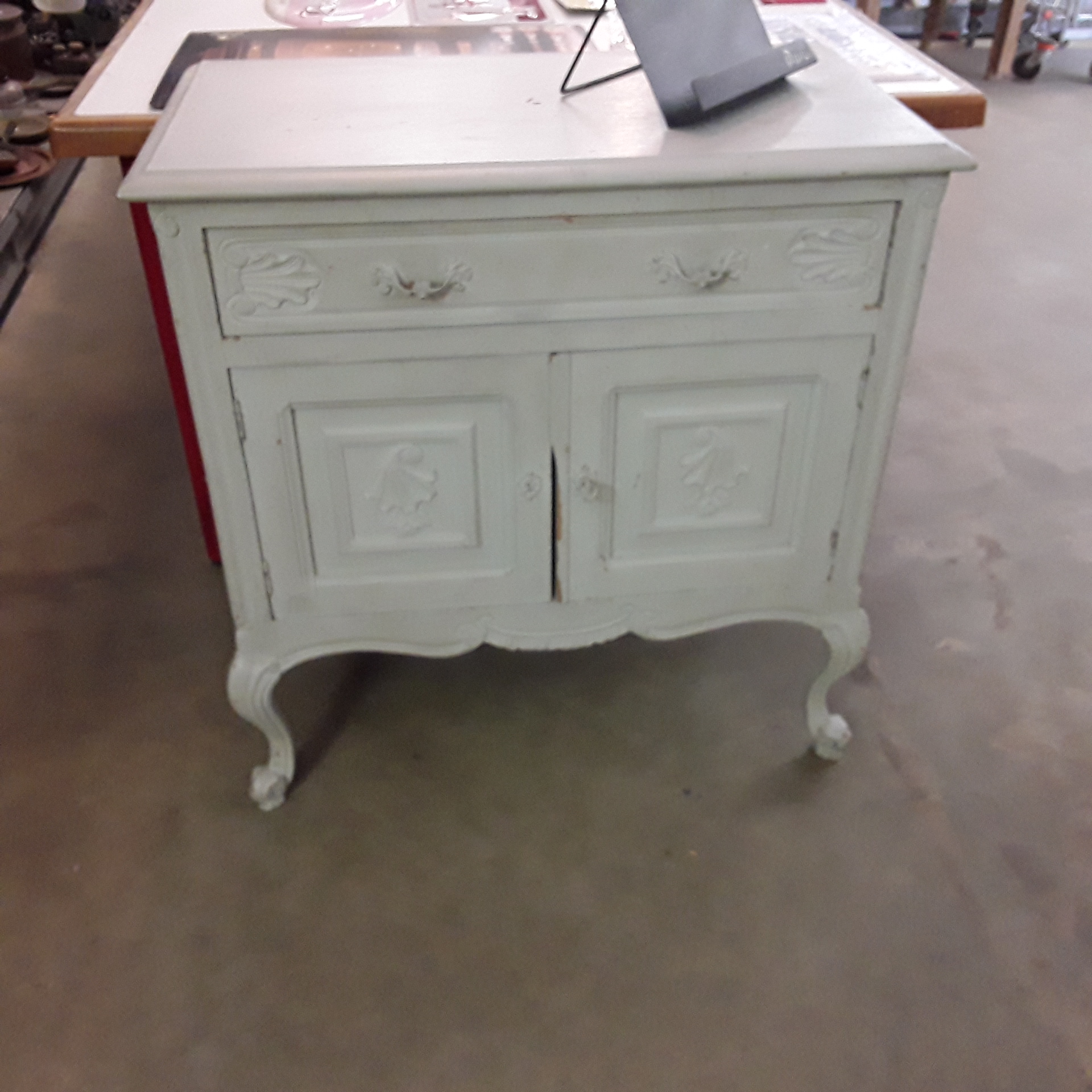 <p>Meuble 2 portes 1 tiroir<br />25,00 € T.T.C<br /><a href="/Article/121866?type=depose" style="color:white;" target="_blank">Lien vers l&#39;article</a></p>