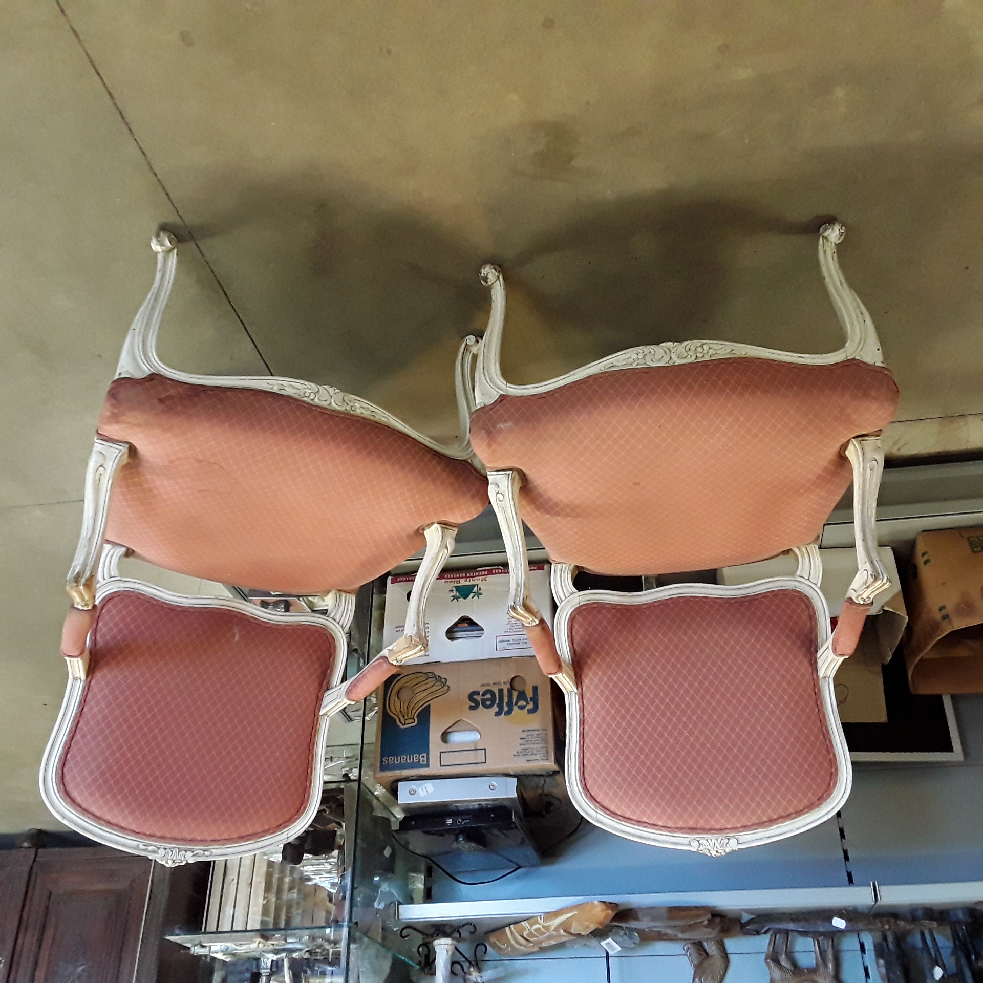 <p>Paire de fauteuils vieux rose<br />72,00 € T.T.C<br /><a href="/Article/115788?type=depose" style="color:white;" target="_blank">Lien vers l&#39;article</a></p>