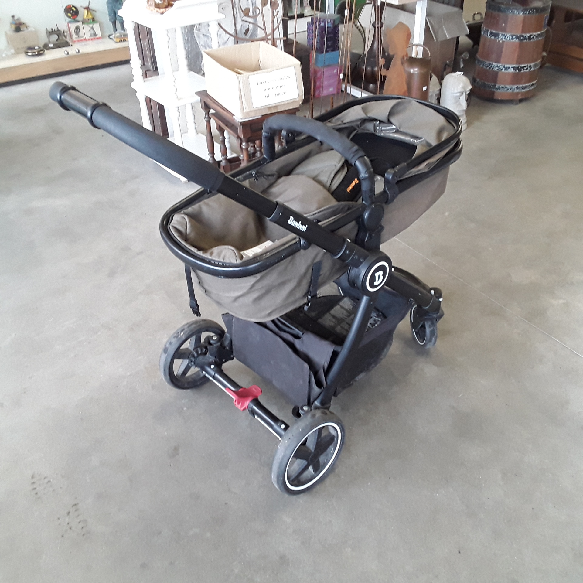 <p>Poussette 2en1 Baninni<br />80,00 € T.T.C<br /><a href="/Article/122916?type=depose" style="color:white;" target="_blank">Lien vers l'article</a></p>