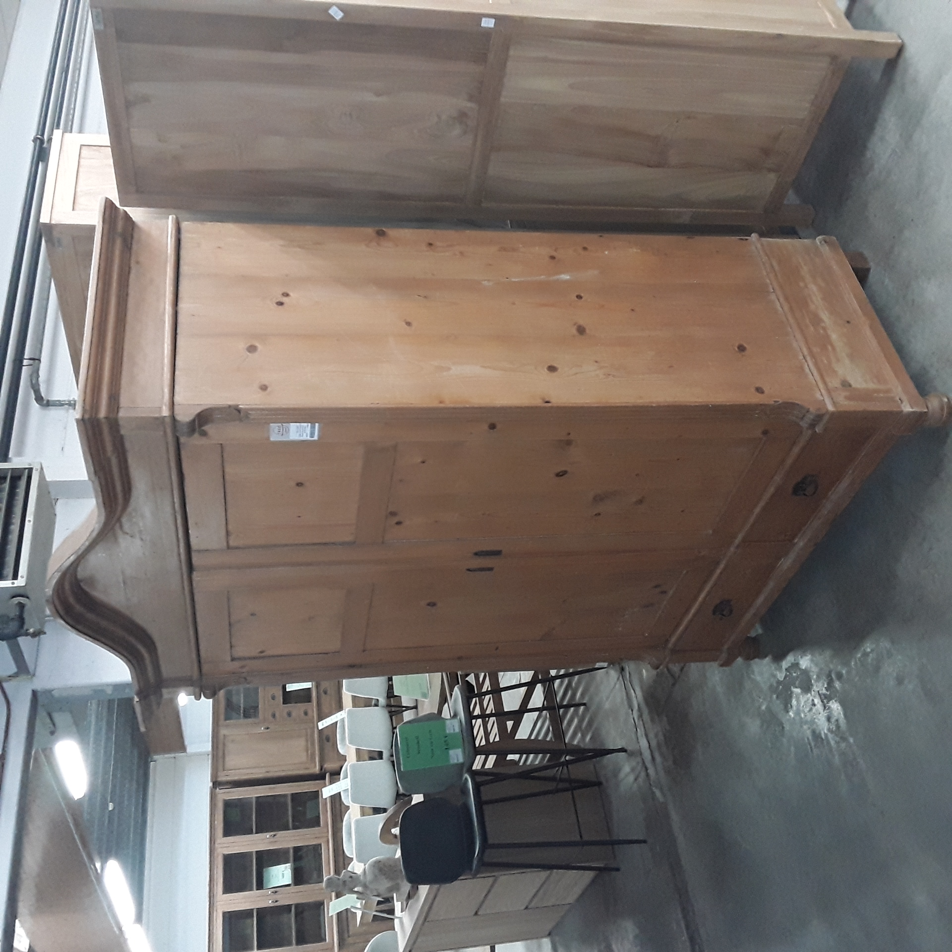 <p>Lingère en pin 2 portes 2 tir<br /> chapeau de gendarme<br />170,00 € T.T.C<br /><a href="/Article/123406?type=depose" style="color:white;" target="_blank">Lien vers l'article</a></p>