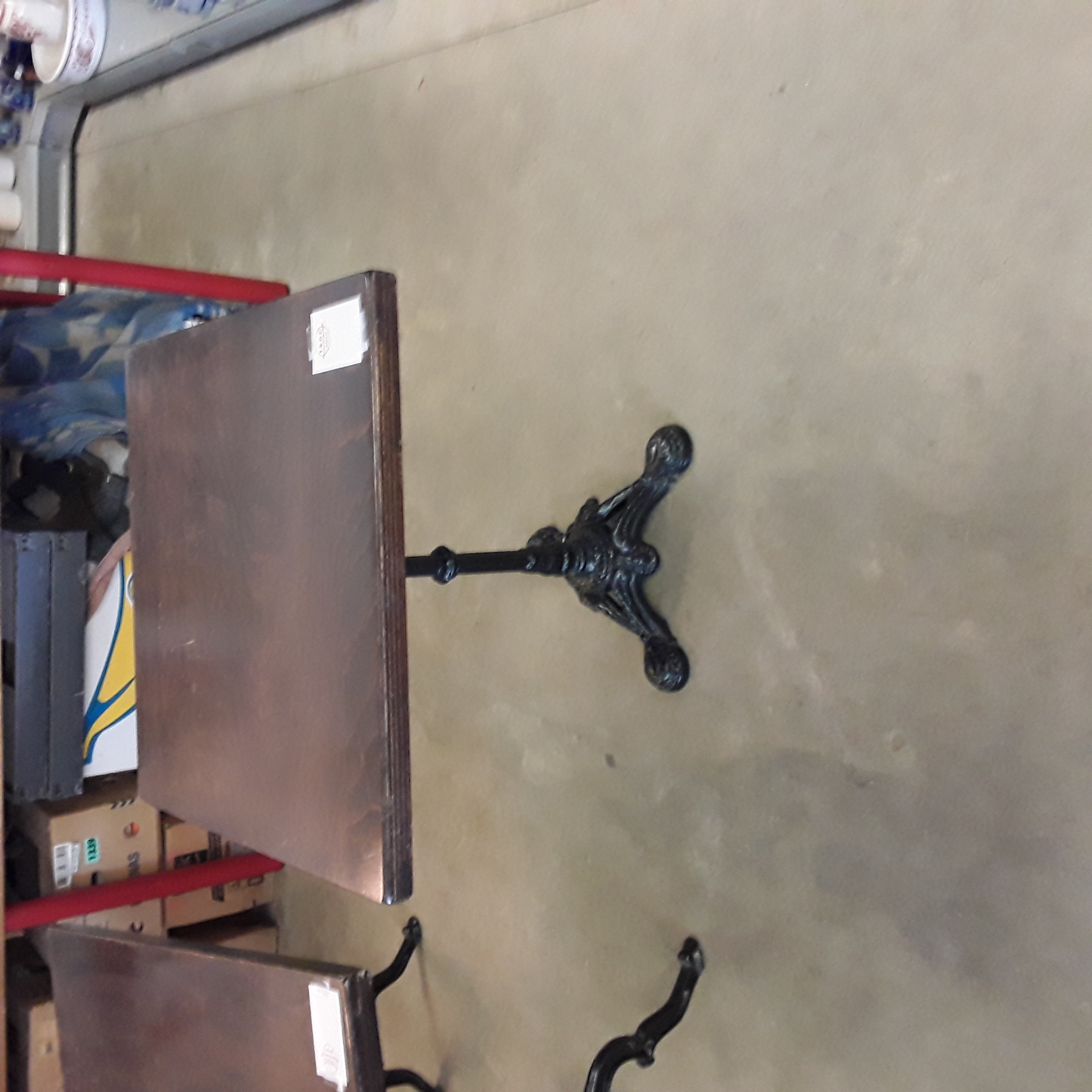 <p>Table en chêne foncé Carré<br />70x70 cm pied en font<br />80,00 € T.T.C<br /><a href="/Article/123443?type=depose" style="color:white;" target="_blank">Lien vers l'article</a></p>