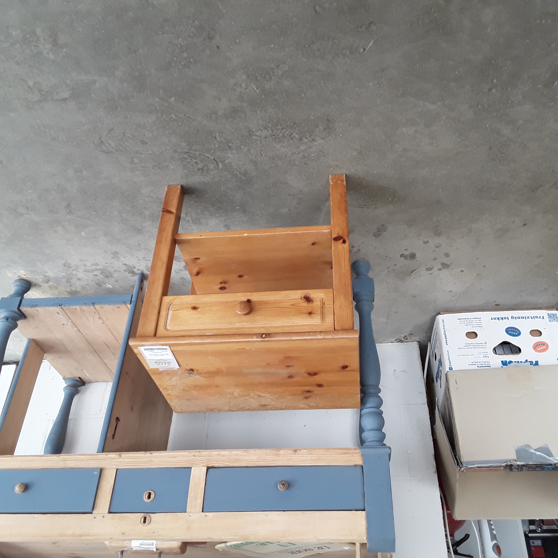 <p>Table de nuit 1 tiroir en pin<br />8,00 € T.T.C<br /><a href="/Article/123221?type=depose" style="color:white;" target="_blank">Lien vers l'article</a></p>