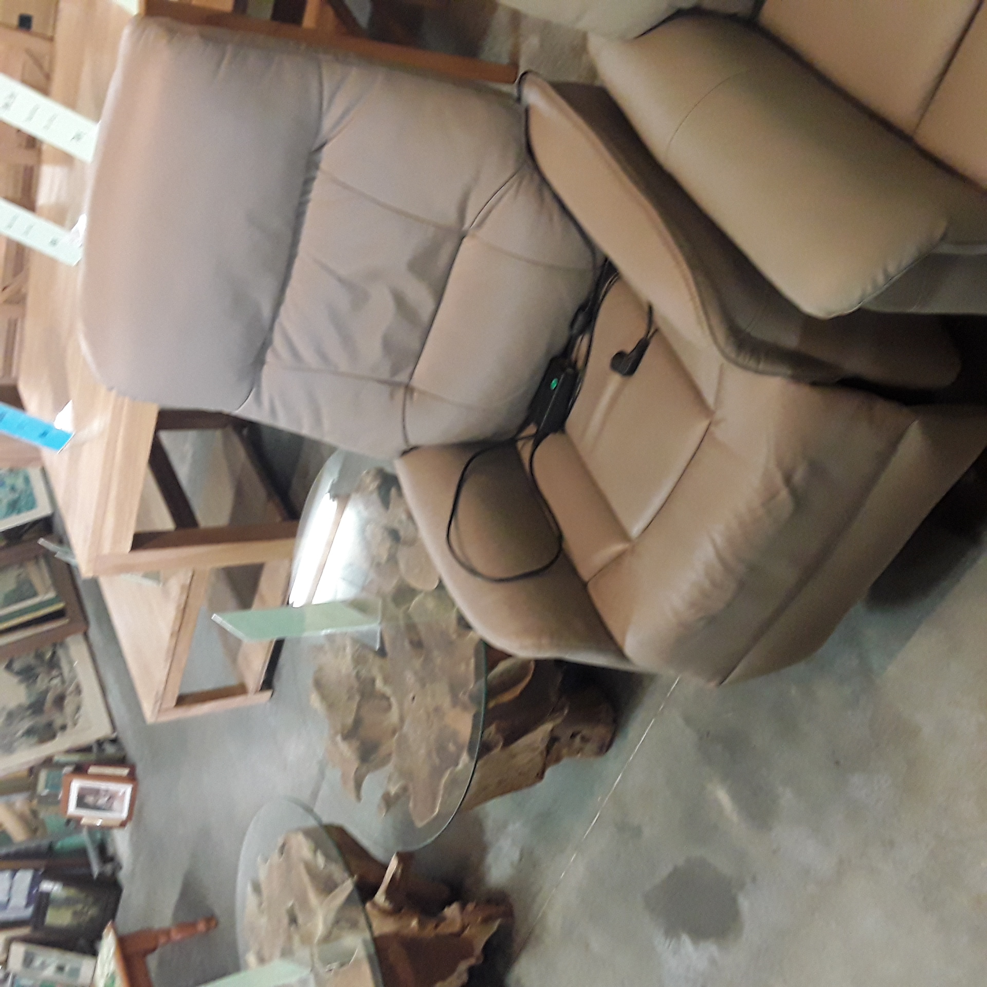 <p>Fauteuil relax électrique <br />beige<br />250,00 € T.T.C<br /><a href="/Article/124026?type=depose" style="color:white;" target="_blank">Lien vers l'article</a></p>