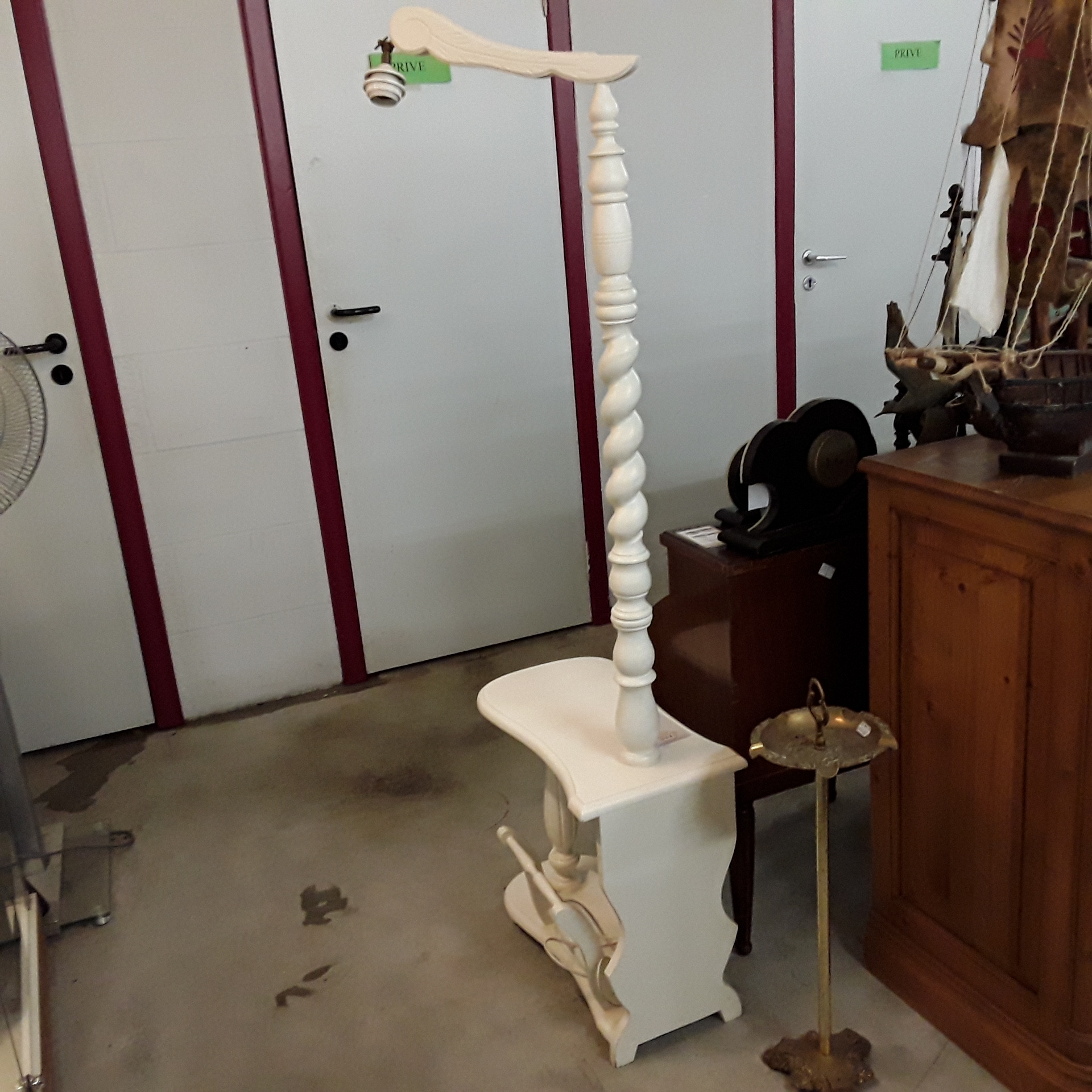 <p>Porte journaux lampe<br />40,00 € T.T.C<br /><a href="/Article/122817?type=depose" style="color:white;" target="_blank">Lien vers l'article</a></p>