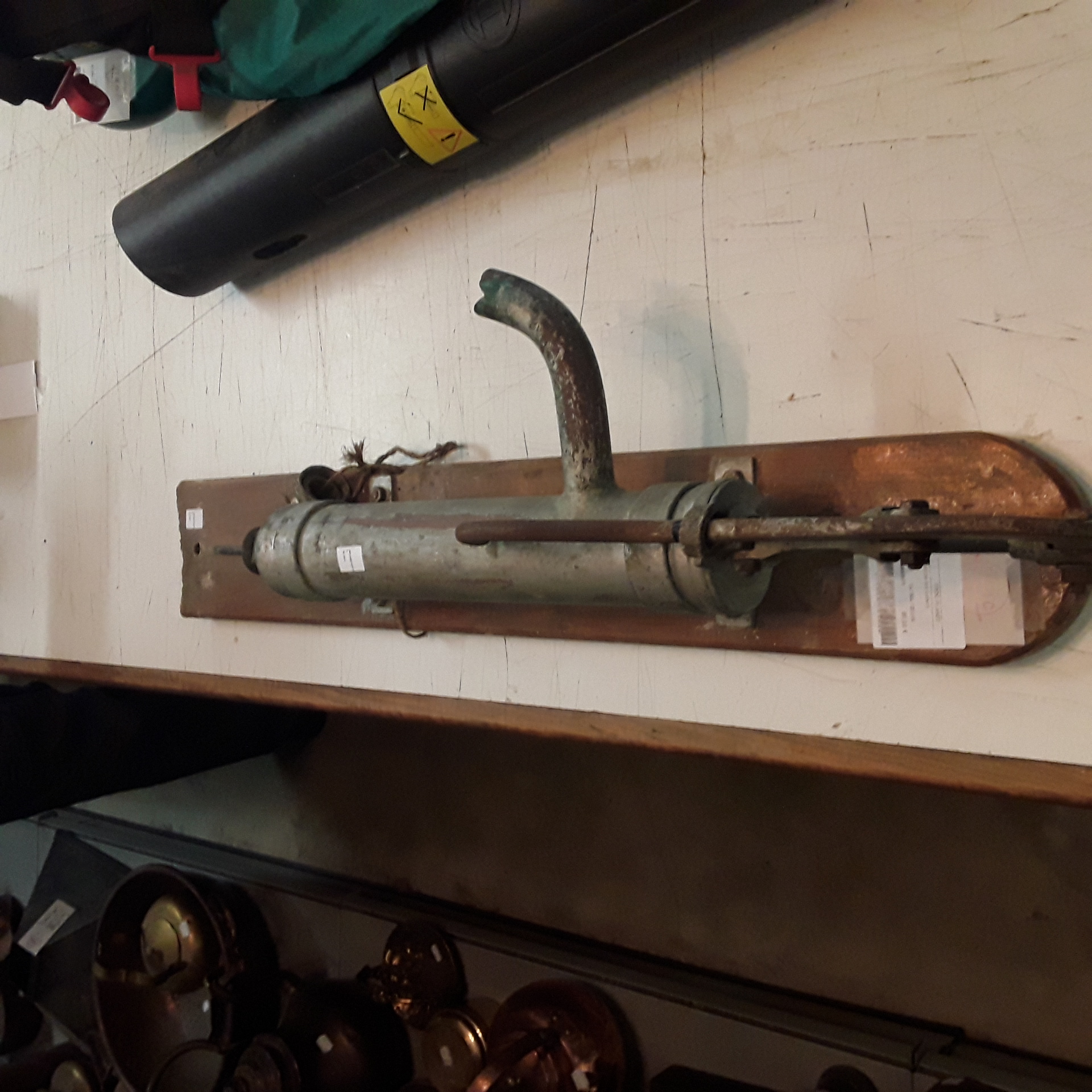 <p>Pompe en cuivre<br />60,00 € T.T.C<br /><a href="/Article/123349?type=depose" style="color:white;" target="_blank">Lien vers l'article</a></p>