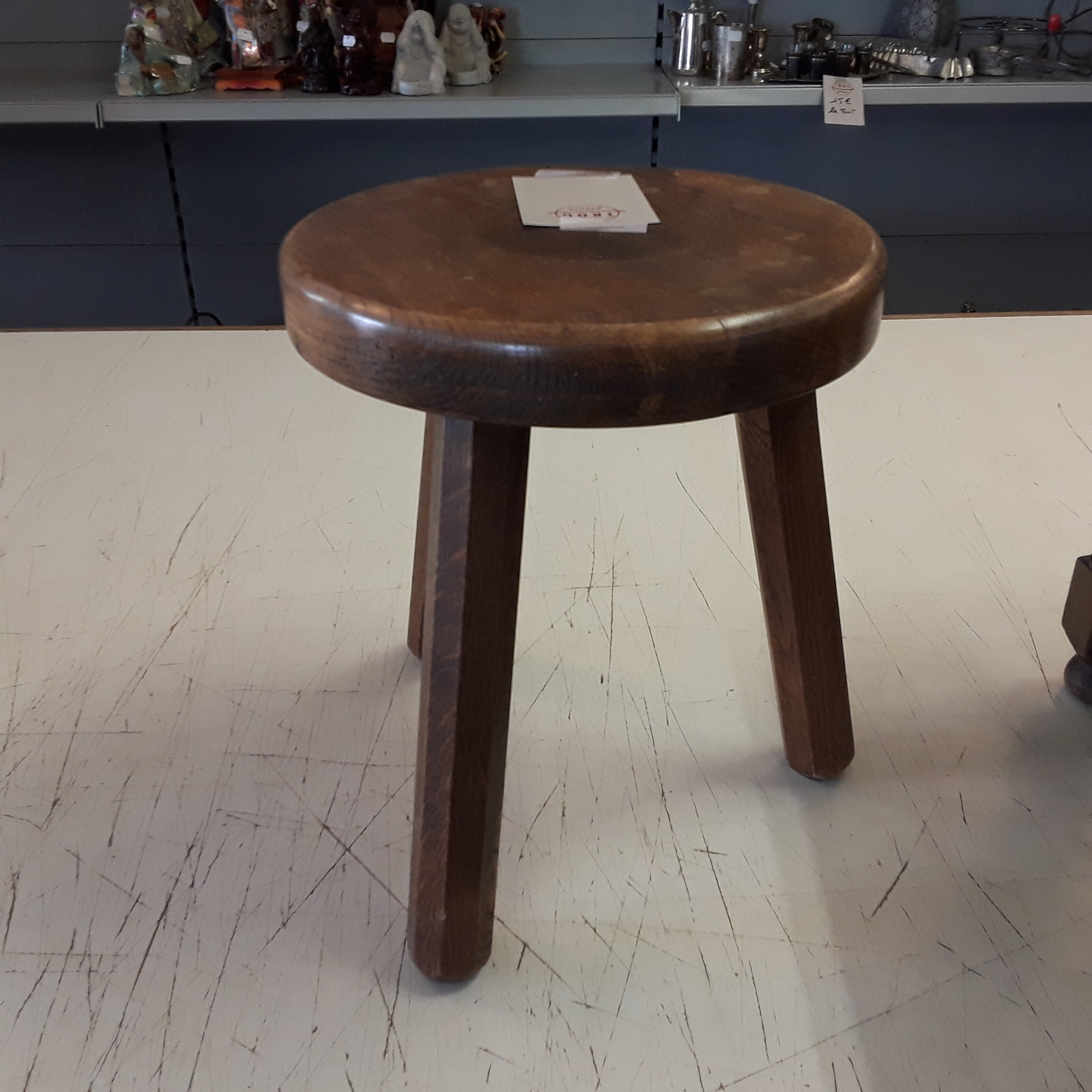 <p>Tabouret en chêne<br />20,00 € T.T.C<br /><a href="/Article/122226?type=depose" style="color:white;" target="_blank">Lien vers l&#39;article</a></p>