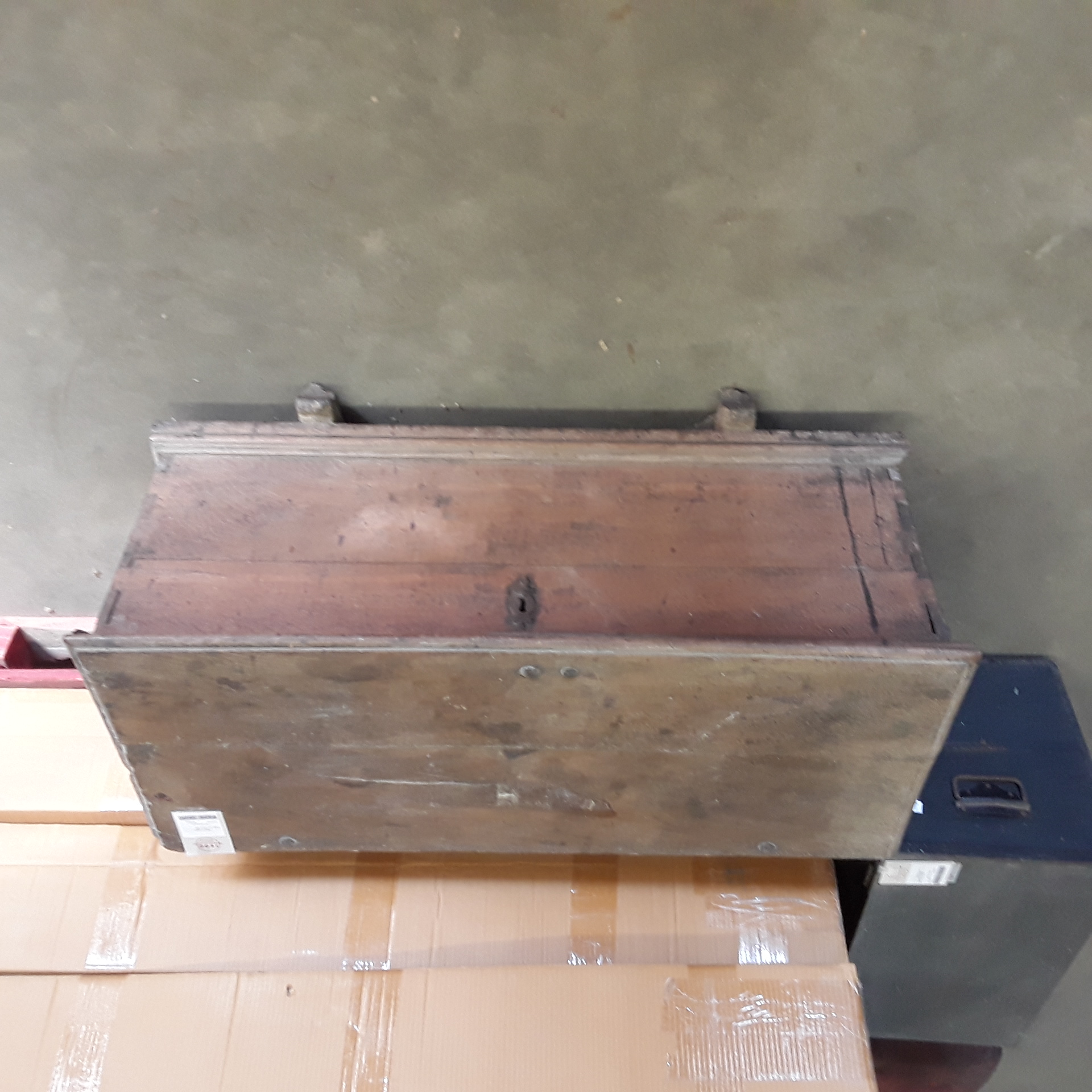 <p>Coffre en chêne GM<br />85,00 € T.T.C<br /><a href="/Article/123145?type=depose" style="color:white;" target="_blank">Lien vers l'article</a></p>