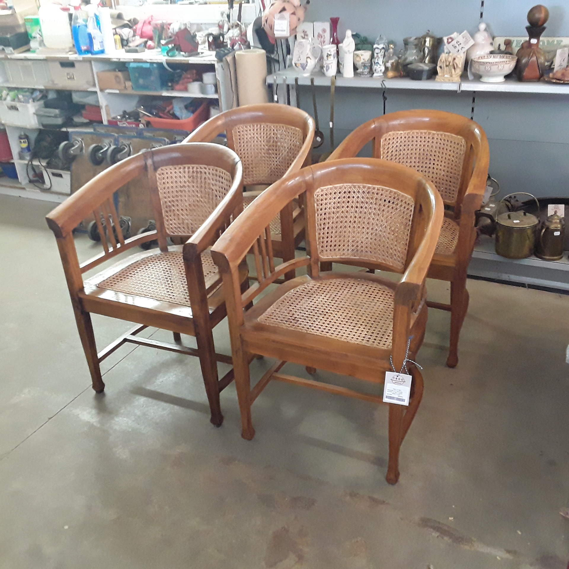 <p>Ensemble de 4 fauteuils<br />arrondis en teck cannés<br />350,00 € T.T.C<br /><a href="/Article/121823?type=depose" style="color:white;" target="_blank">Lien vers l&#39;article</a></p>
