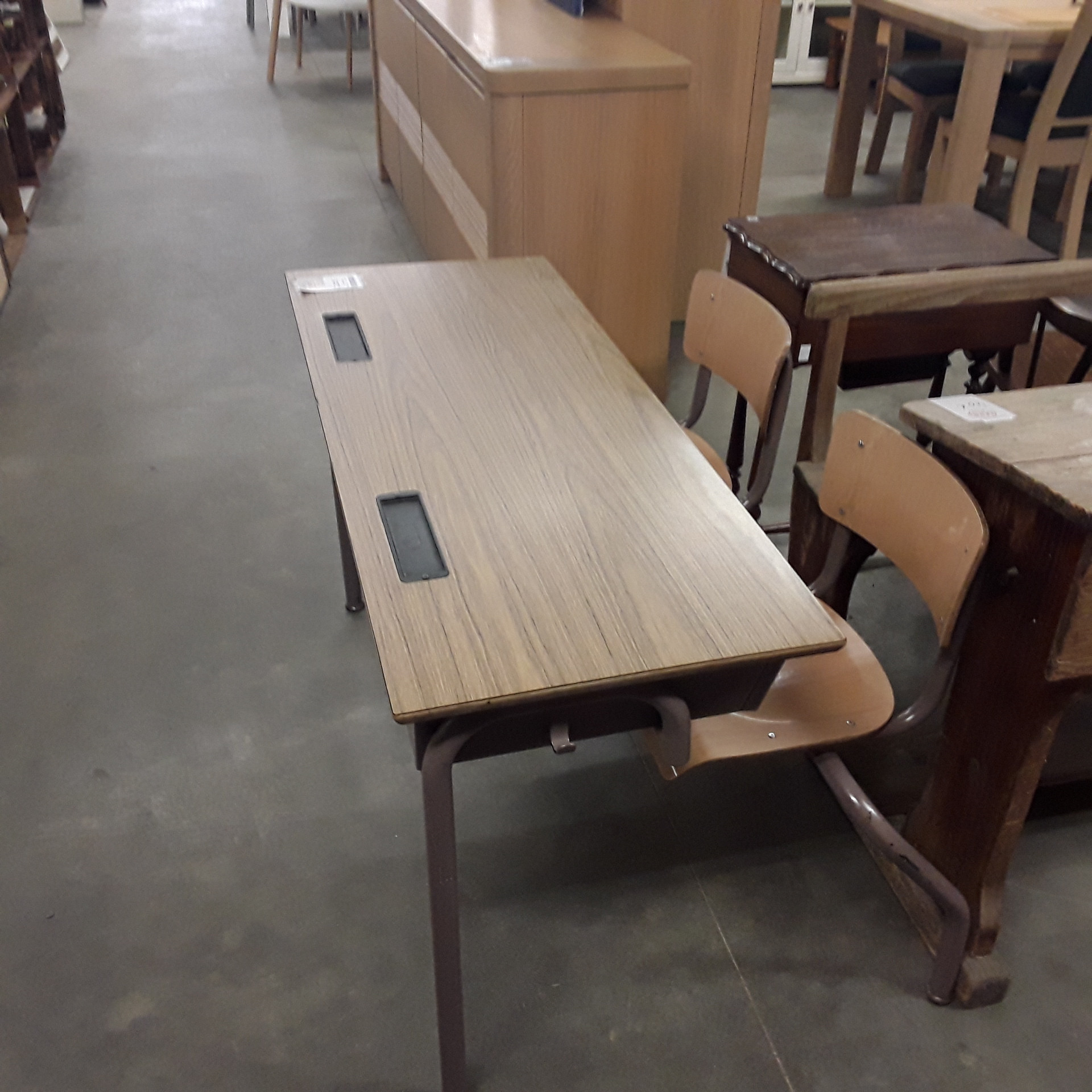 <p>Banc d' écolier 2 places<br />75,00 € T.T.C<br /><a href="/Article/123227?type=depose" style="color:white;" target="_blank">Lien vers l'article</a></p>