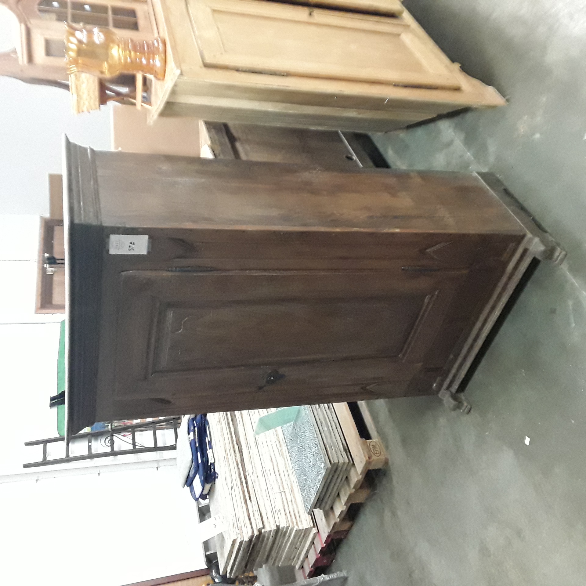 <p>Meuble 1 porte  en chêne<br />+ clef<br />80,00 € T.T.C<br /><a href="/Article/123330?type=depose" style="color:white;" target="_blank">Lien vers l'article</a></p>