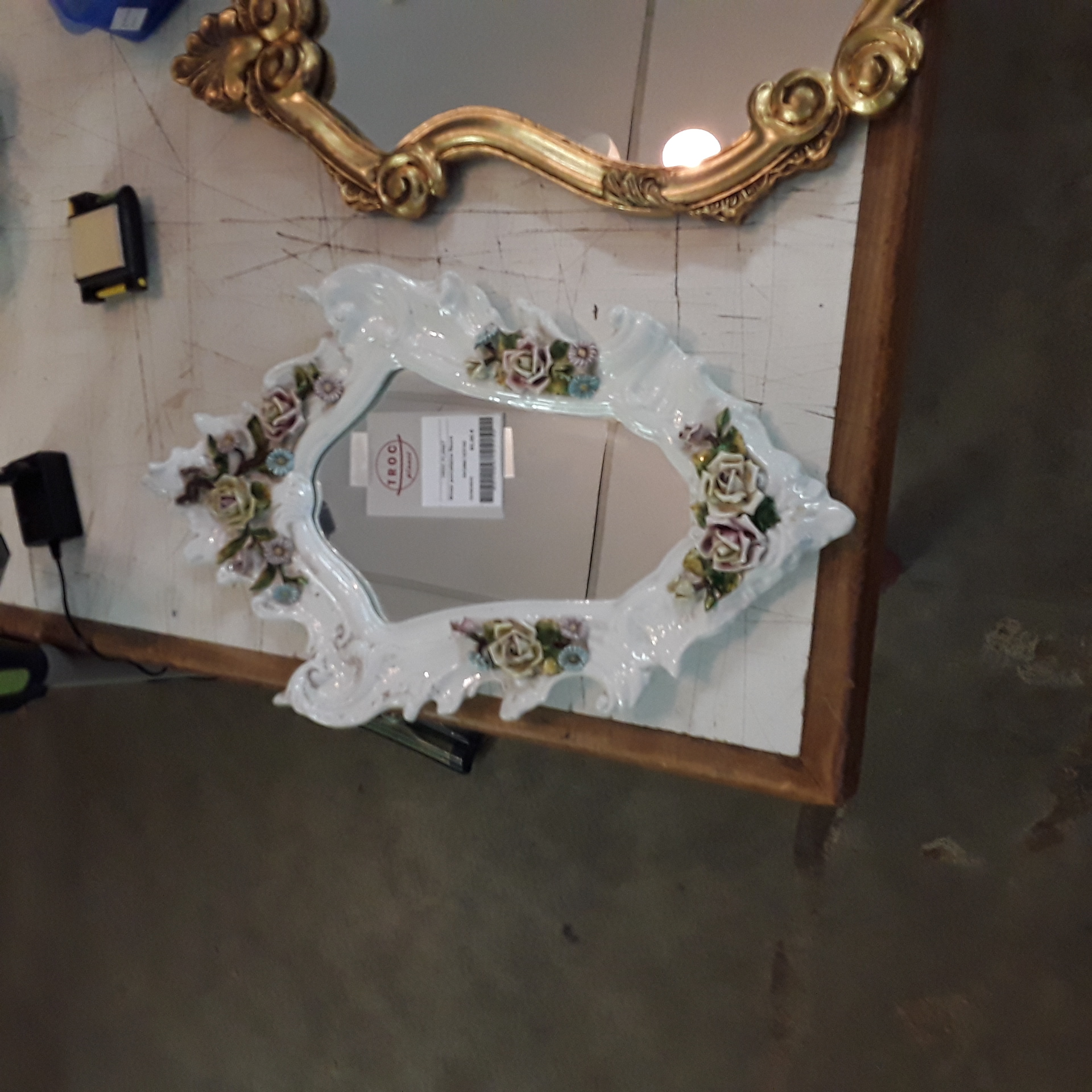 <p>Miroir porcelaine fleurs<br />85,00 € T.T.C<br /><a href="/Article/123742?type=depose" style="color:white;" target="_blank">Lien vers l'article</a></p>