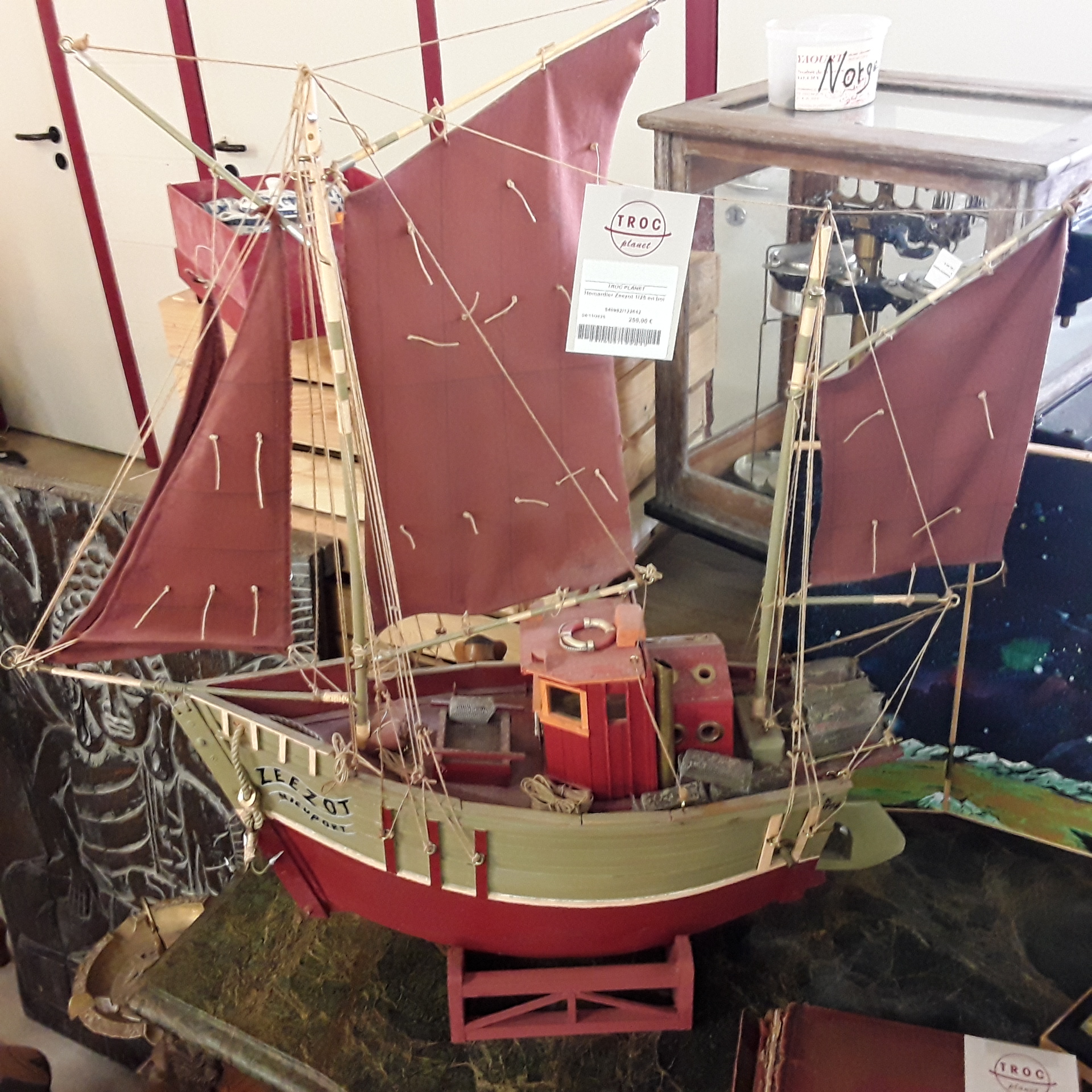 <p>Homardier Zeezot 1/25 en bois<br />250,00 € T.T.C<br /><a href="/Article/122642?type=depose" style="color:white;" target="_blank">Lien vers l&#39;article</a></p>