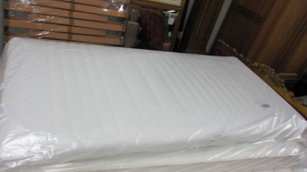 <p>Matelas Bébé 70 x 140 Cm<br />Déhoussable 25 KG<br />99,00 € T.T.C<br /><a href="/Article/764?type=neuf" style="color:white;" target="_blank">Lien vers l&#39;article</a></p>