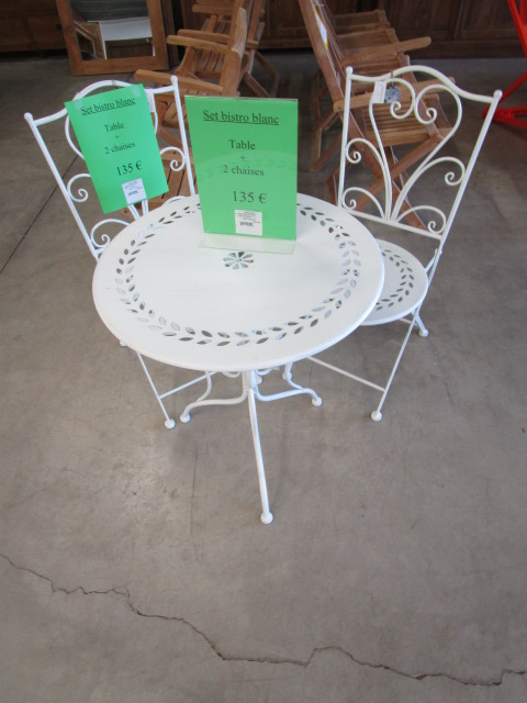 <p>750024 Set bistro blanc<br />Table + 2 chaises<br />135,00 € T.T.C<br /><a href="/Article/3089?type=neuf" style="color:white;" target="_blank">Lien vers l&#39;article</a></p>