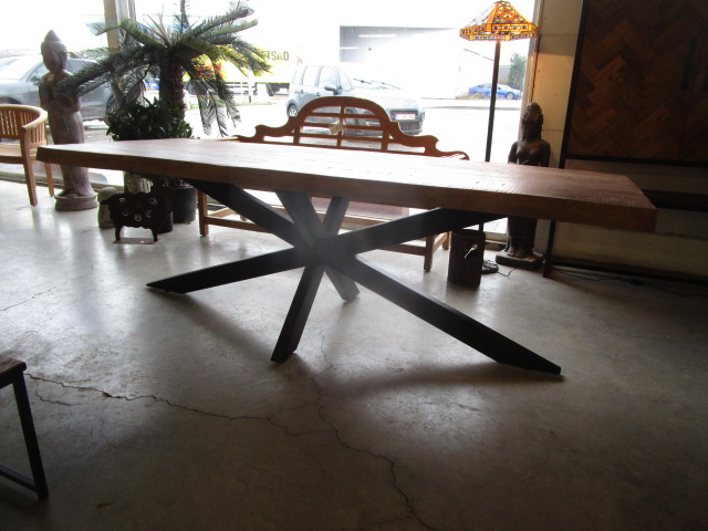 <p>Table rect pied spider<br />240 x 100 Cm 11979<br />1 099,00 € T.T.C<br /><a href="/Article/3819?type=neuf" style="color:white;" target="_blank">Lien vers l&#39;article</a></p>